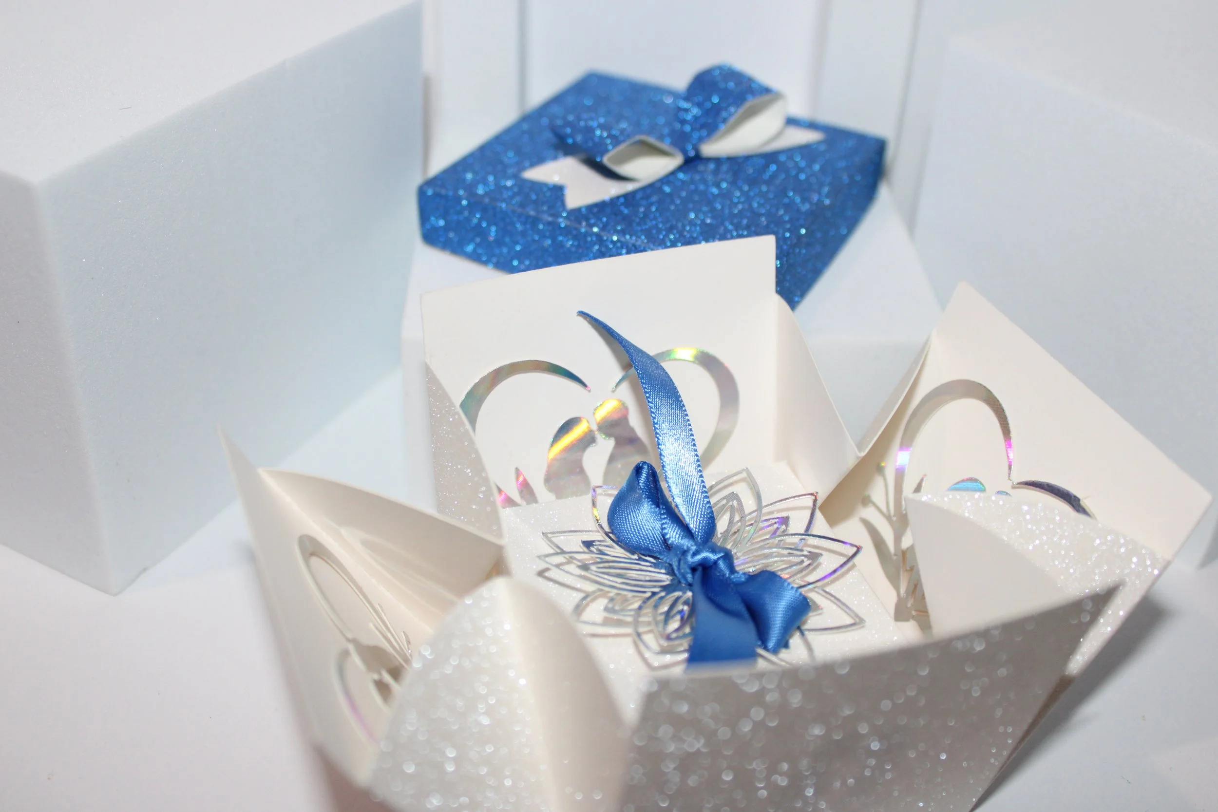 Silver bridal accents are attached to the inside of the box for a cohesive look.
The combination of silver elements & floral details ensures a stylish presentation.
These boxes are sure to catch the eye of your guests.