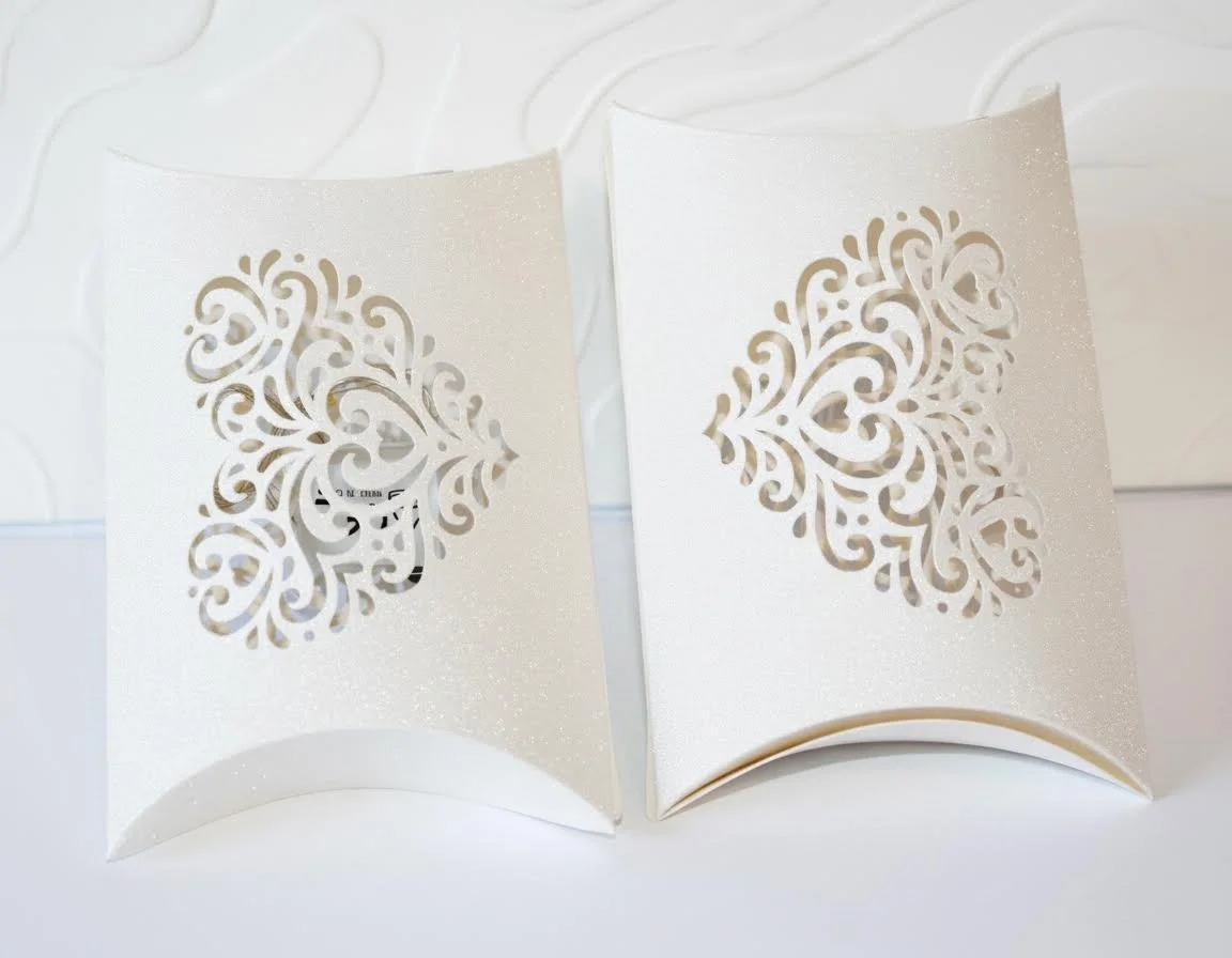 The white glitter card sparkles, making it an eye-catching addition to your tablespace. 