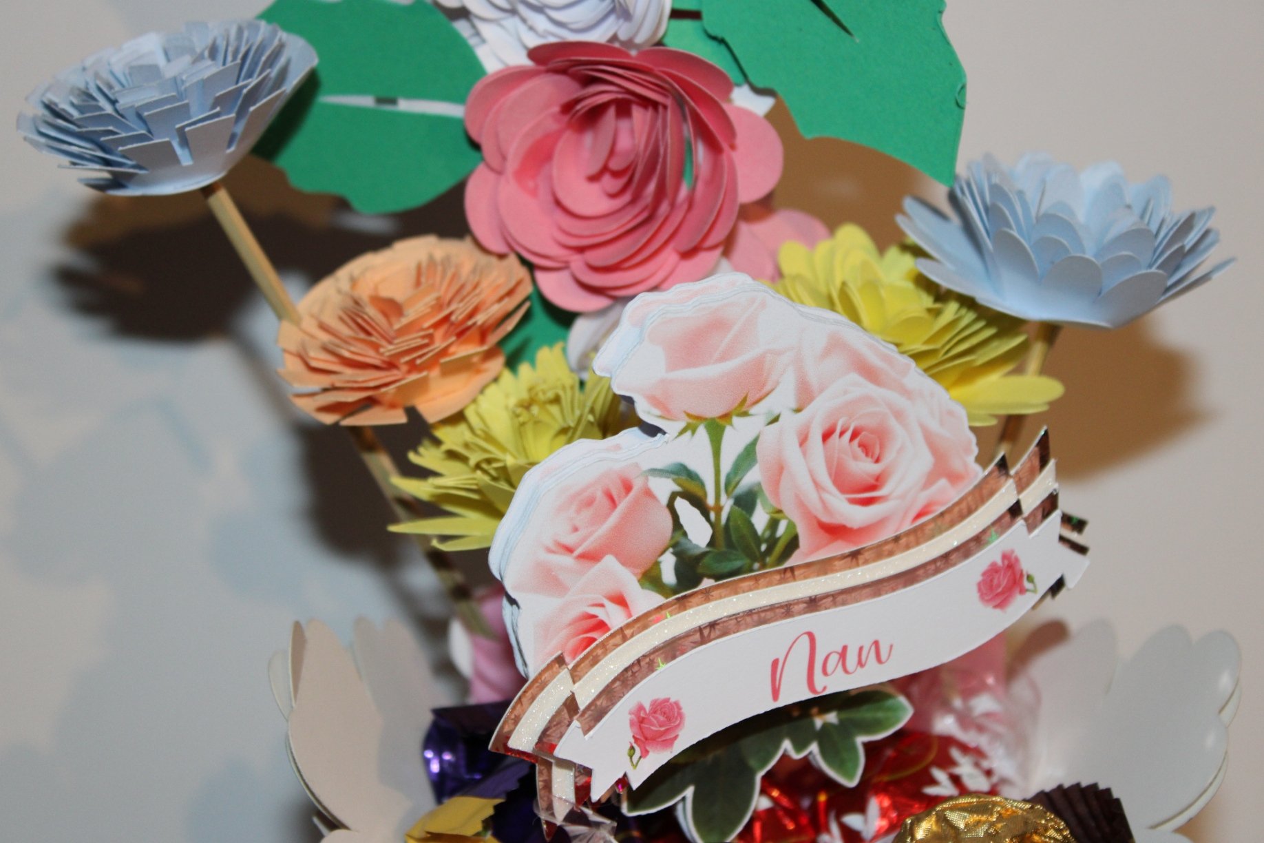 Included is a prop stick bearing the recipient’s name (or a chosen word), perfect for styling the arrangement or adding an extra personal touch and making the display uniquely theirs. 