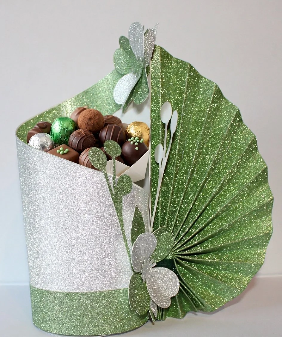 Fan Vase Favour Box/Table Decoration! 
With this piece you have a favour box as well as a stunning table decoration. 

The tube can be filled with sweet treats for the whole table. (Chocolates Not Included) #0082