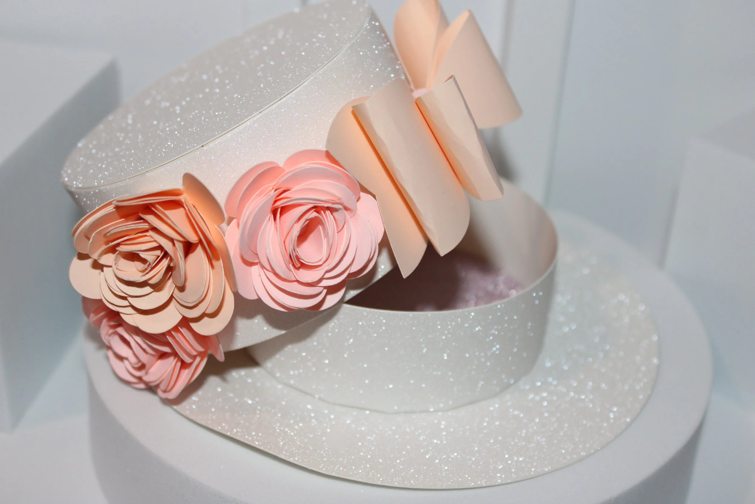 Ideal for distributing small gifts to guests, this box combines functionality with aesthetic appeal. Its design makes it a delightful keepsake. 