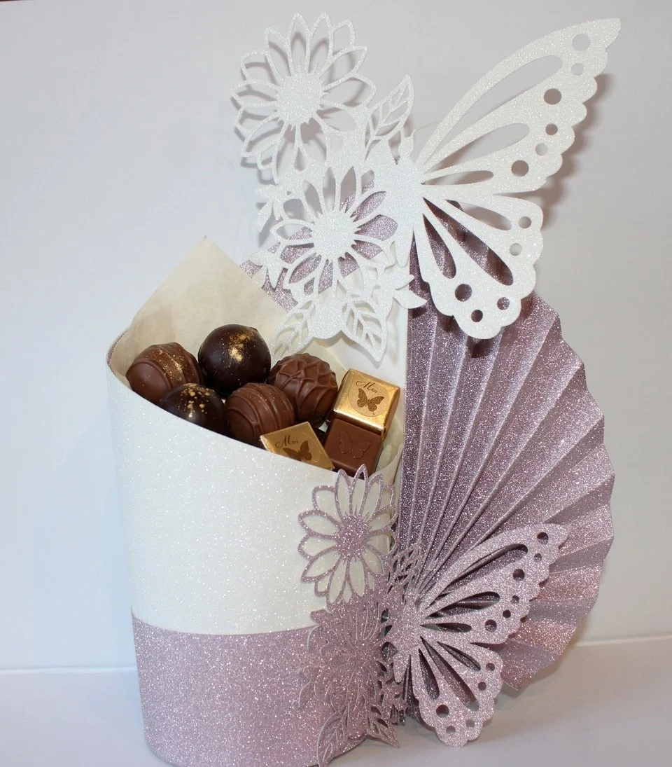 Fan vase favour box/table decoration!
wow! wow! wow! 

This box has been adorably crafted with attention to detail. 

Cut onto white & light pink glitter card, these really are an eyecatcher. (Chocolates Not Included) #0083


