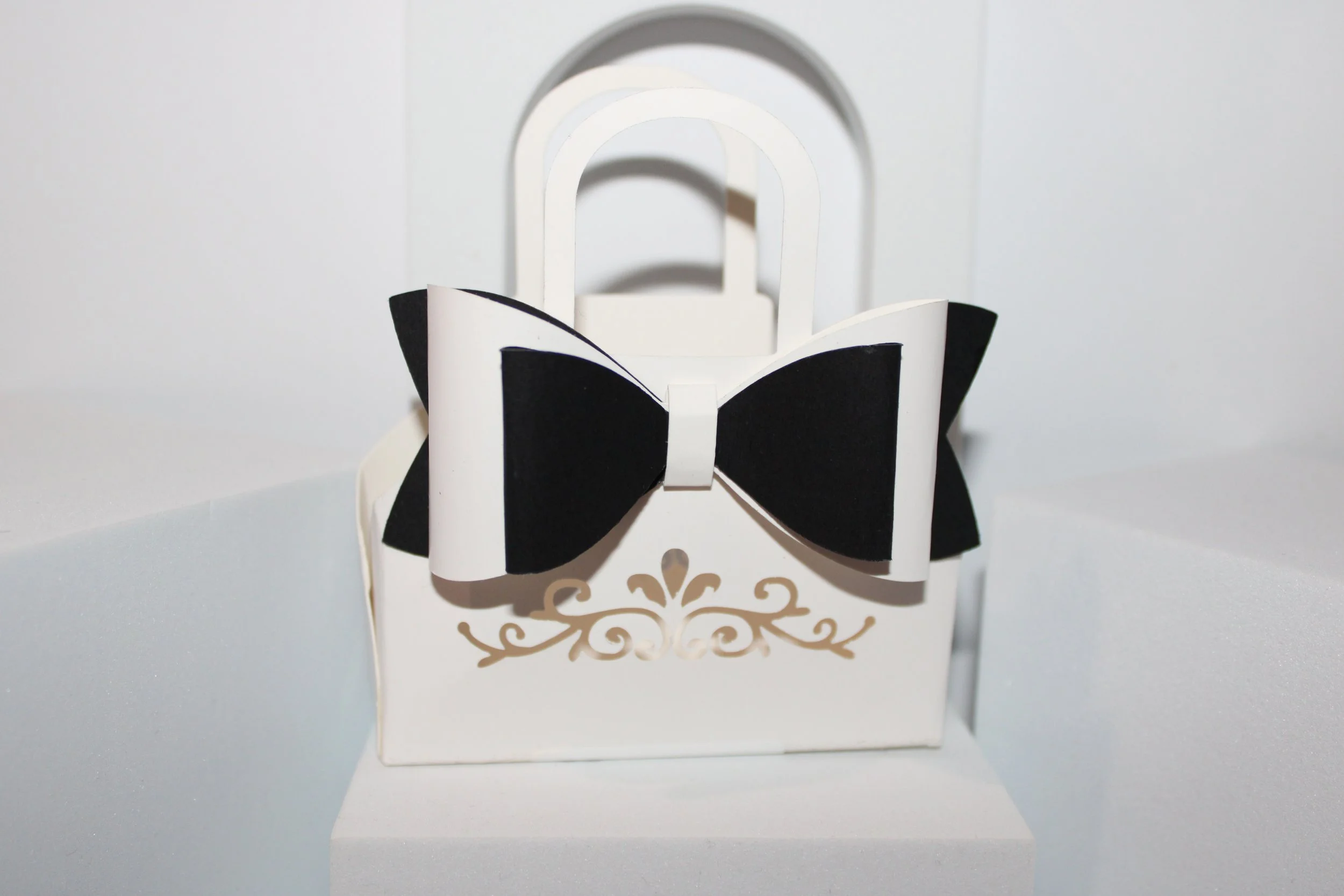 Handbag Favour Box!
Designed with the focus of a prominent bow on the front & a gorgeous heart or floral design cut underneath. 
These really are adorable little favour handbags. #0068


