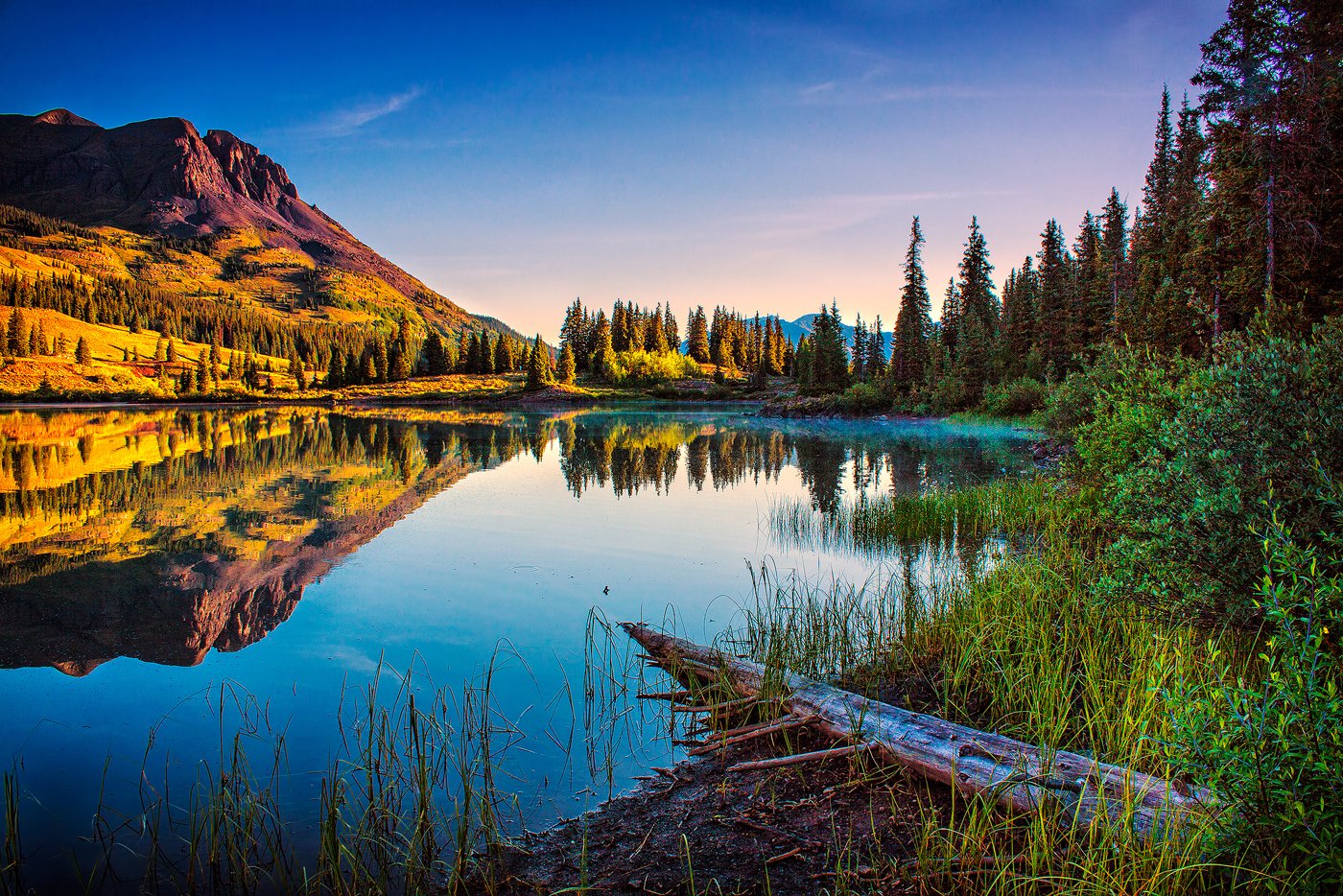 A cold summertime dawn at Molas Lake