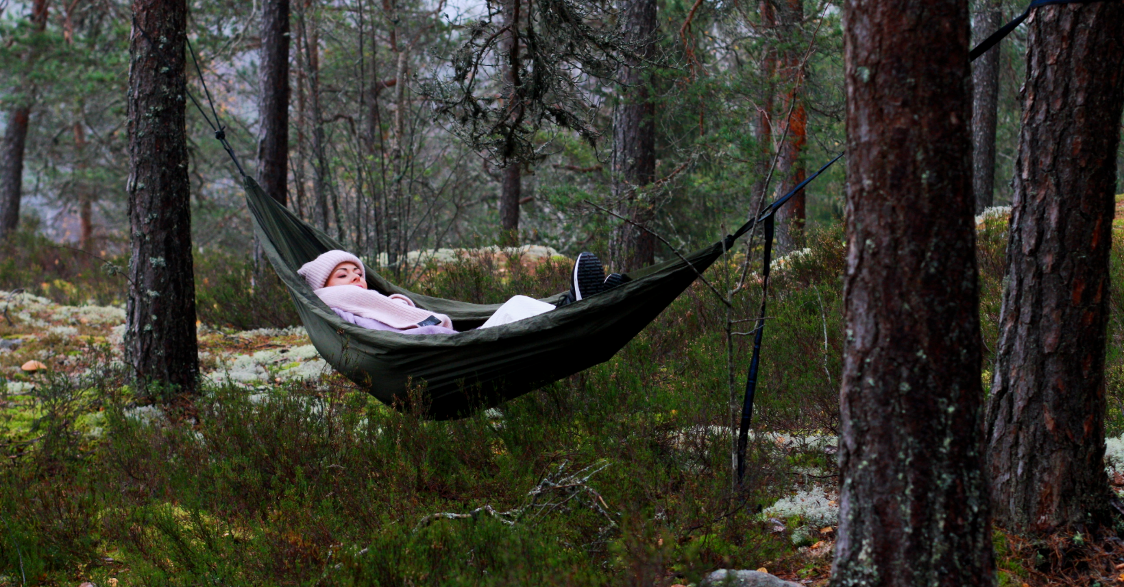 Riippumattorentoutus metsässä osana palautumisohjelmaa.