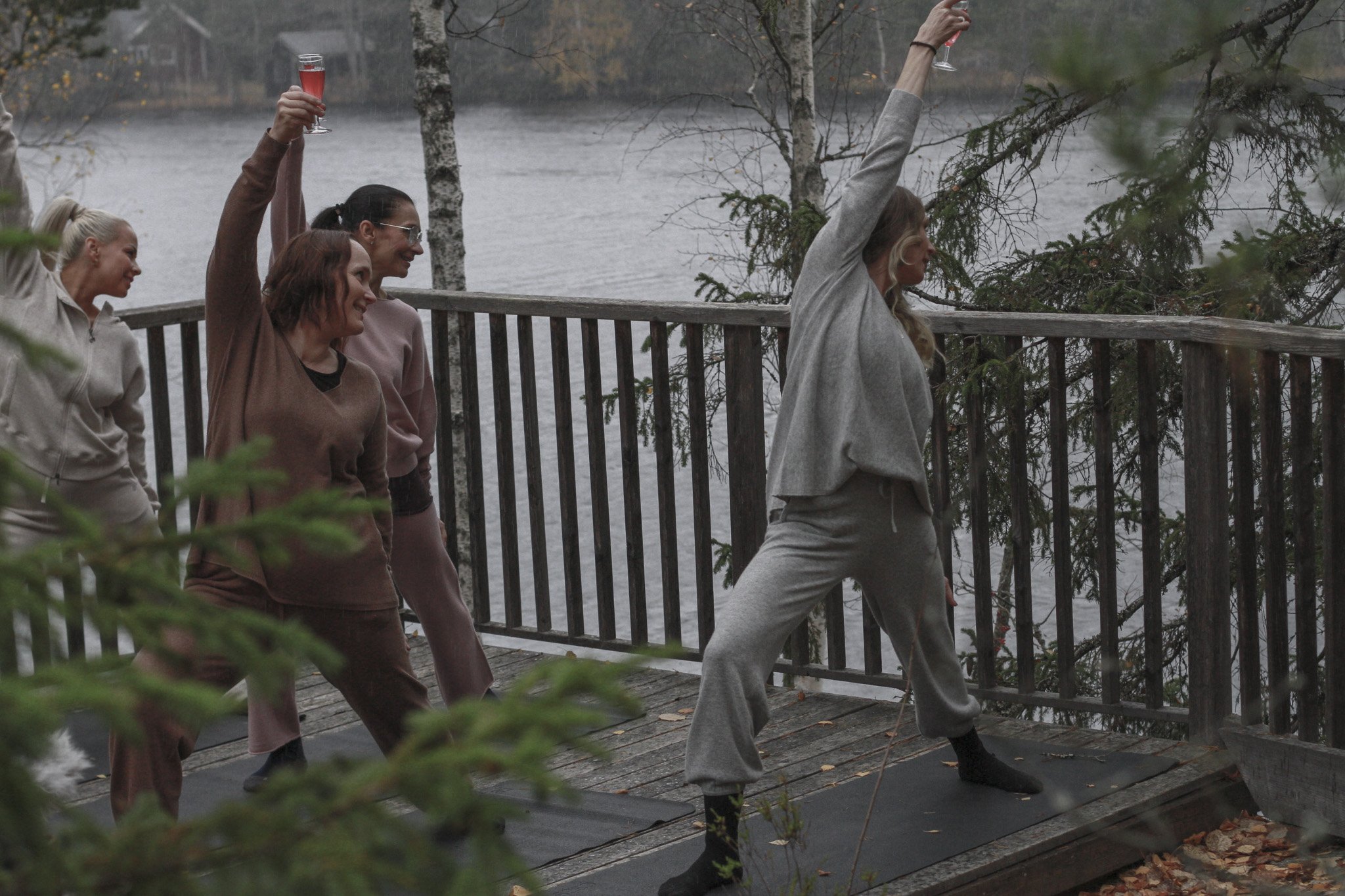 Joogaa ja hengitysharjoituksia luonnon keskellä. Rauhallinen harjoitus yhdistää liikkeen, hengityksen ja metsän palauttavan vaikutuksen. Sopii yritysryhmien hyvinvointipäiviin ja tiimipäivien ohjelmaksi.