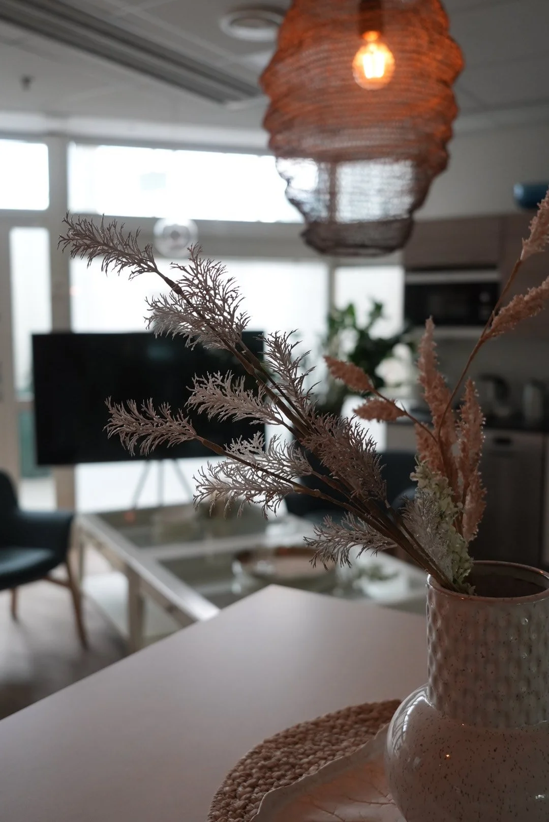 Neuvottelutila ja kahvilanurkkaus yrityspäiville WellStudiolla.