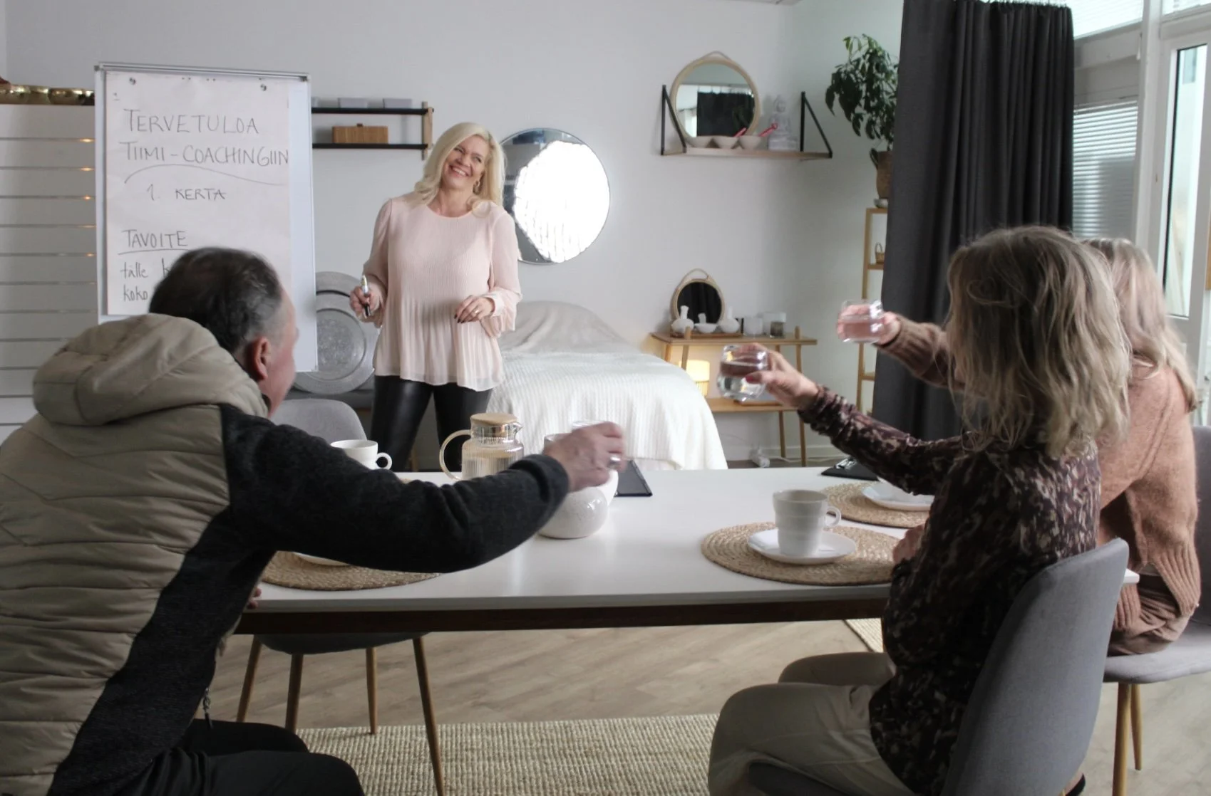 Kokous- ja koulutustila yritysryhmille WellStudiolla.
