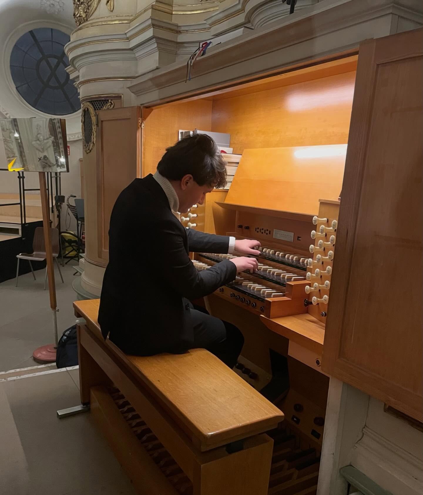 Concert in St Andreas D&uuml;sseldorf - 7.12.25

Amazing that so many friends came to listen! 
Thank you 🙏🏻🤗
#organ #organist #orgel #organmusic #orgelmusik