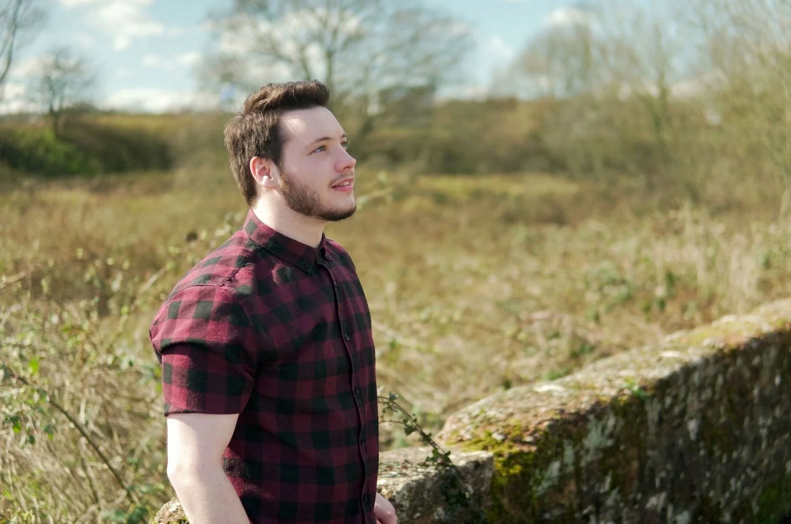 Luke waite wedding films. Get to know me. A wedding videographer based in the South West UK. Me looking up at the sky with nature background.