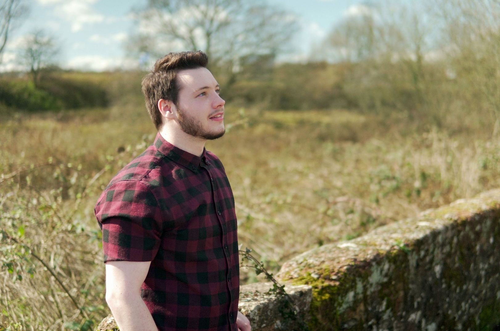 Luke waite wedding films. Get to know me. A wedding videographer based in the South West UK. Me looking up at the sky with nature background.