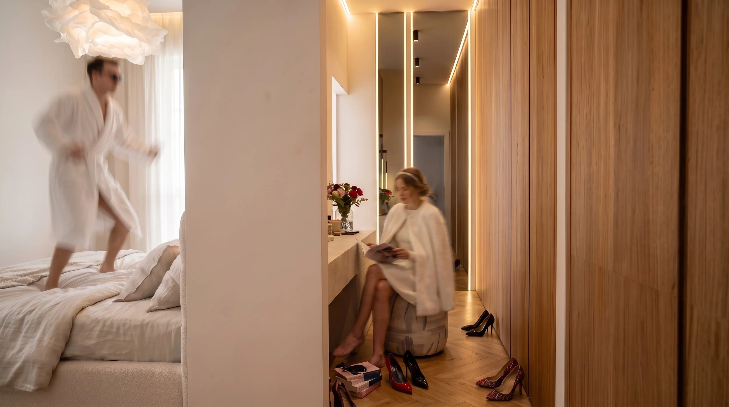 Walk-in garderobe diviem cilvēkiem ar atsevišķām zonām, integrētu apgaismojumu un koka apdari mūsdienīgā interjerā.