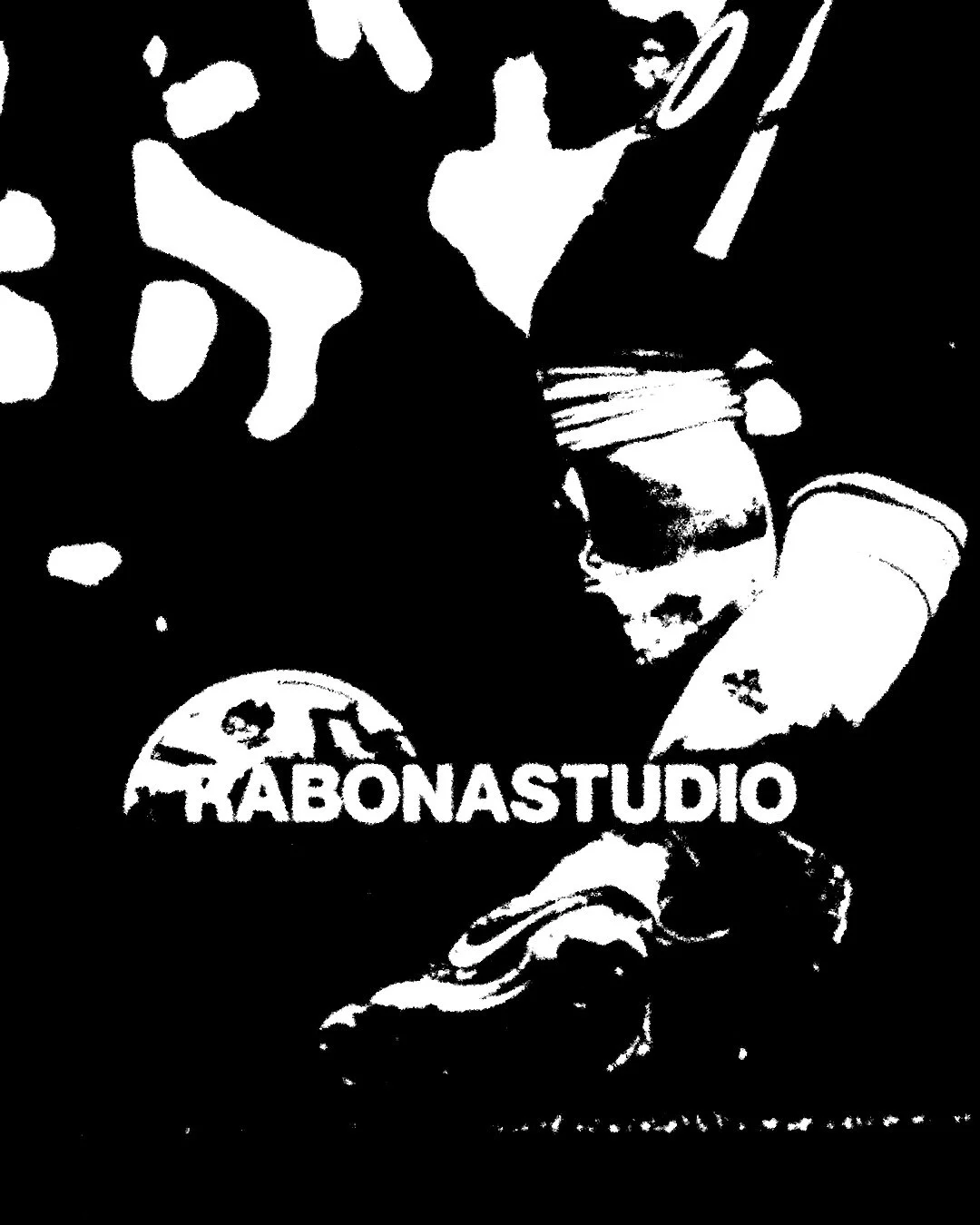 Image en noir et blanc représentant un symbole avec le texte 'TRABONASTUDIO' et un visage stylisé d'une personne portant un bandeau, accompagnée d'éléments graphiques abstraits.