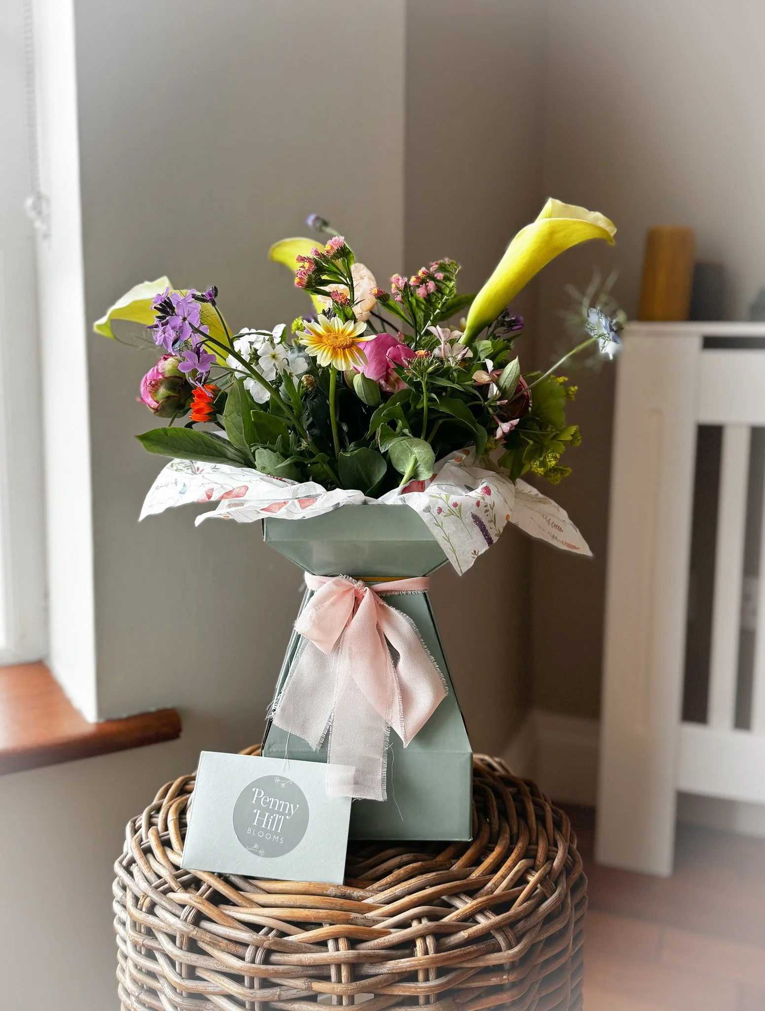 Bouquet Box with flowers sitting securely in water. Perfect for taking blooms on the road, gifting in the workplace or outside events.
2 sizes available. 
