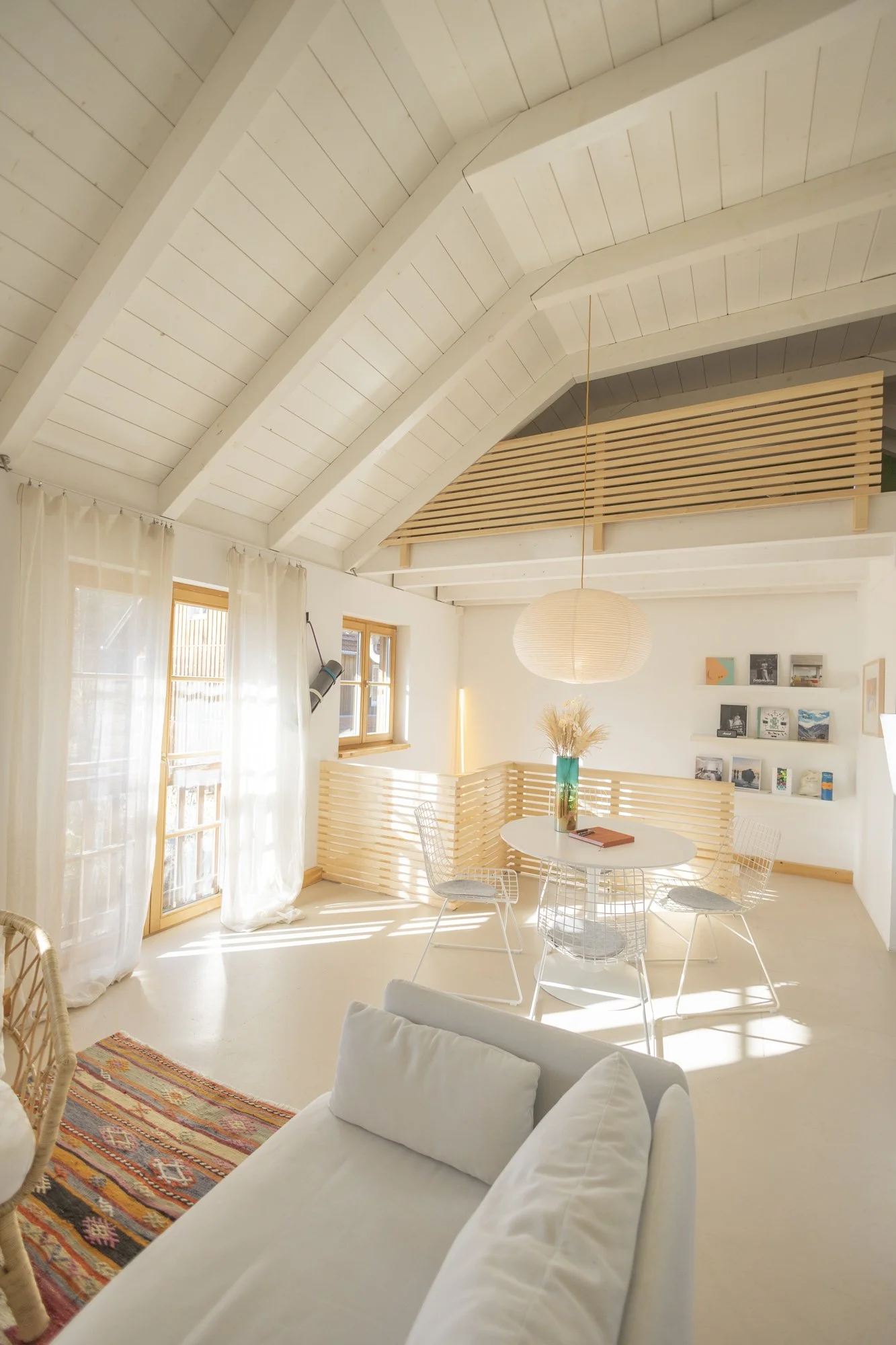 Offener Wohnbereich der Ferienwohnung Mühlhaus im Fünf-Seen-Land