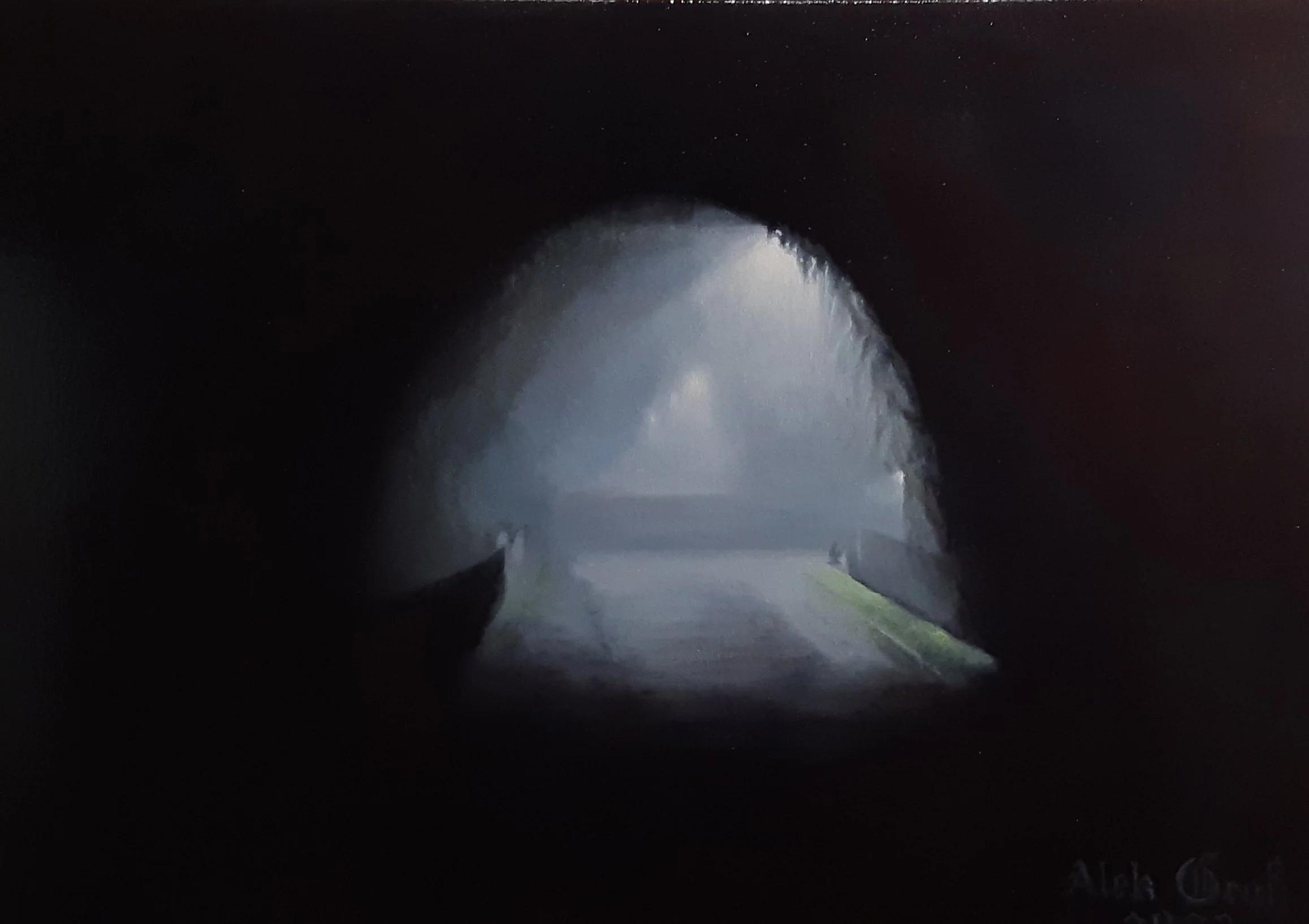 Alek Gross oil painting "Nebliger Herbstabend," showing a narrow alleyway at night shrouded in thick autumn fog, creating a tunnel-like lighting effect with soft blue and grey tones