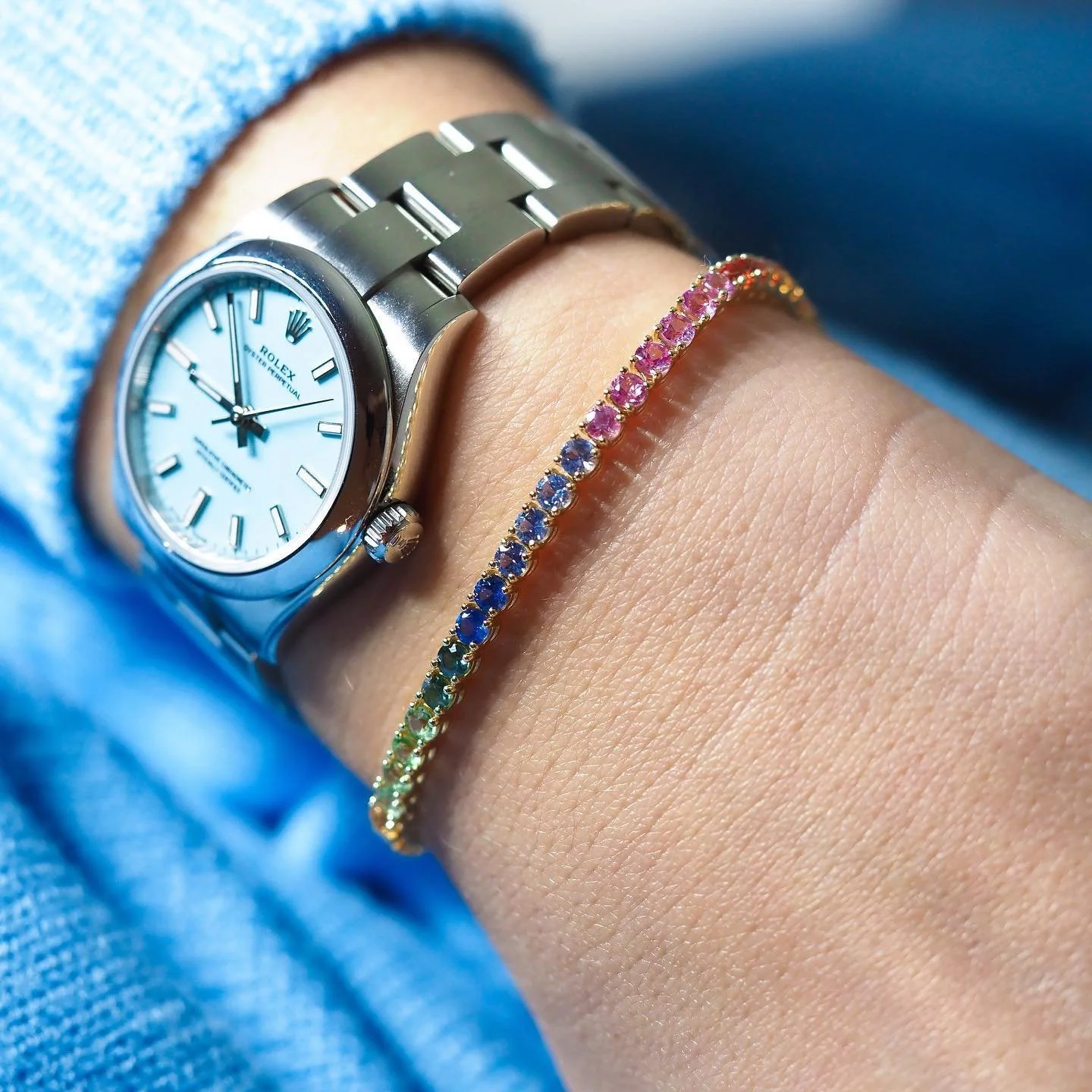 Rainbow Sapphire tennis bracelet set in 18K yellow Gold.

#sapphire 
#jewelryaddict 
#mixandmatch 
#gemstones 
#luxury