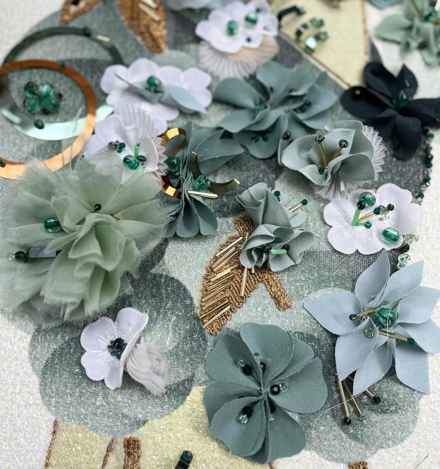 Fabrics and textures are the heart of Rayone's artisanal craftsmanship. Each one is carefully selected to ensure quality, elegance and individuality in every customized piece.

DM us for any customization request.

#Rayone #CustomClothing #BespokeFas