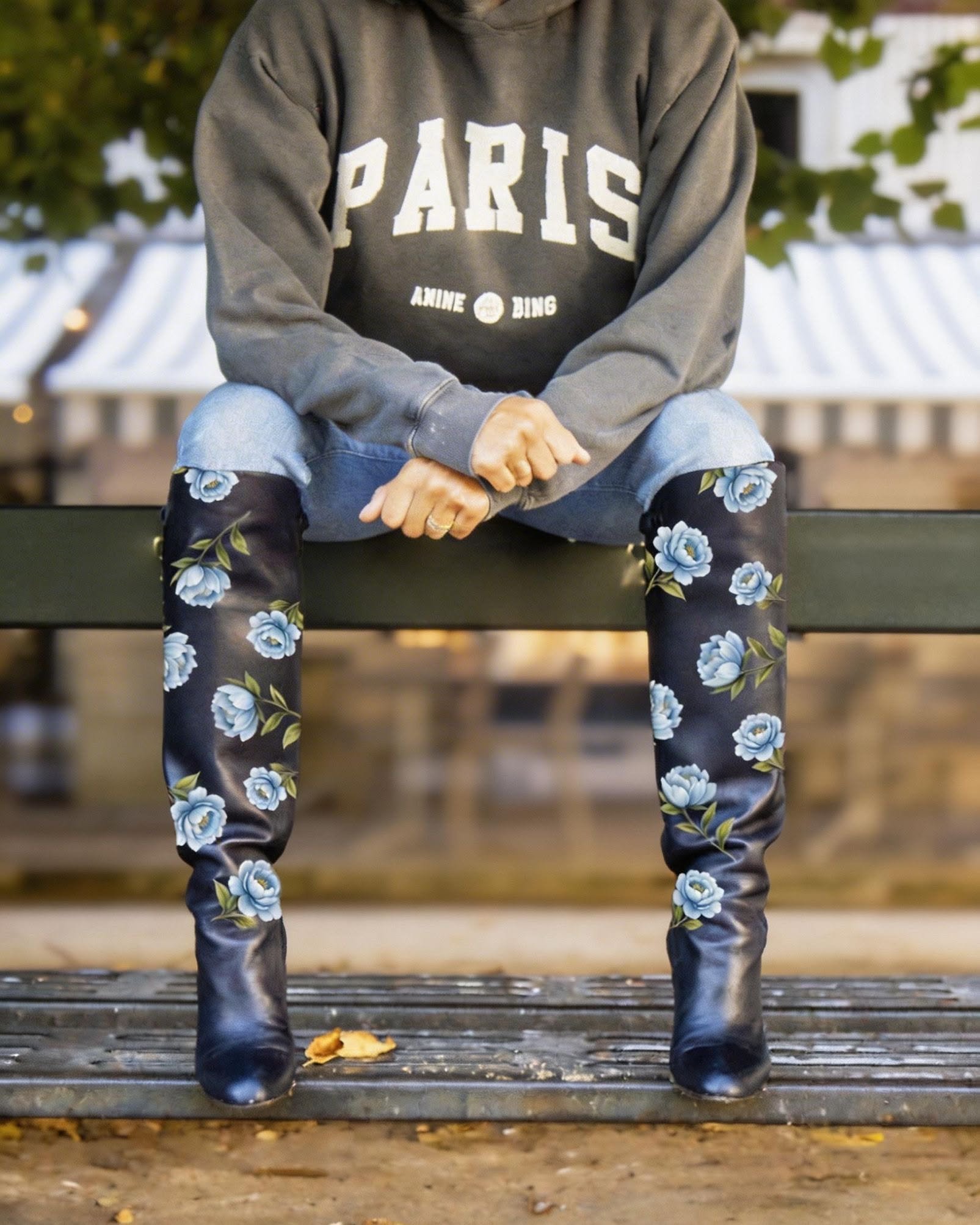 This stunning painting customization transformed these leather boots from basic into a masterpiece.

We are all unique our clothes should be too.

DM us for any customization request.

#Rayone #CustomClothing #BespokeFashion #HandmadeFashion #Artisan