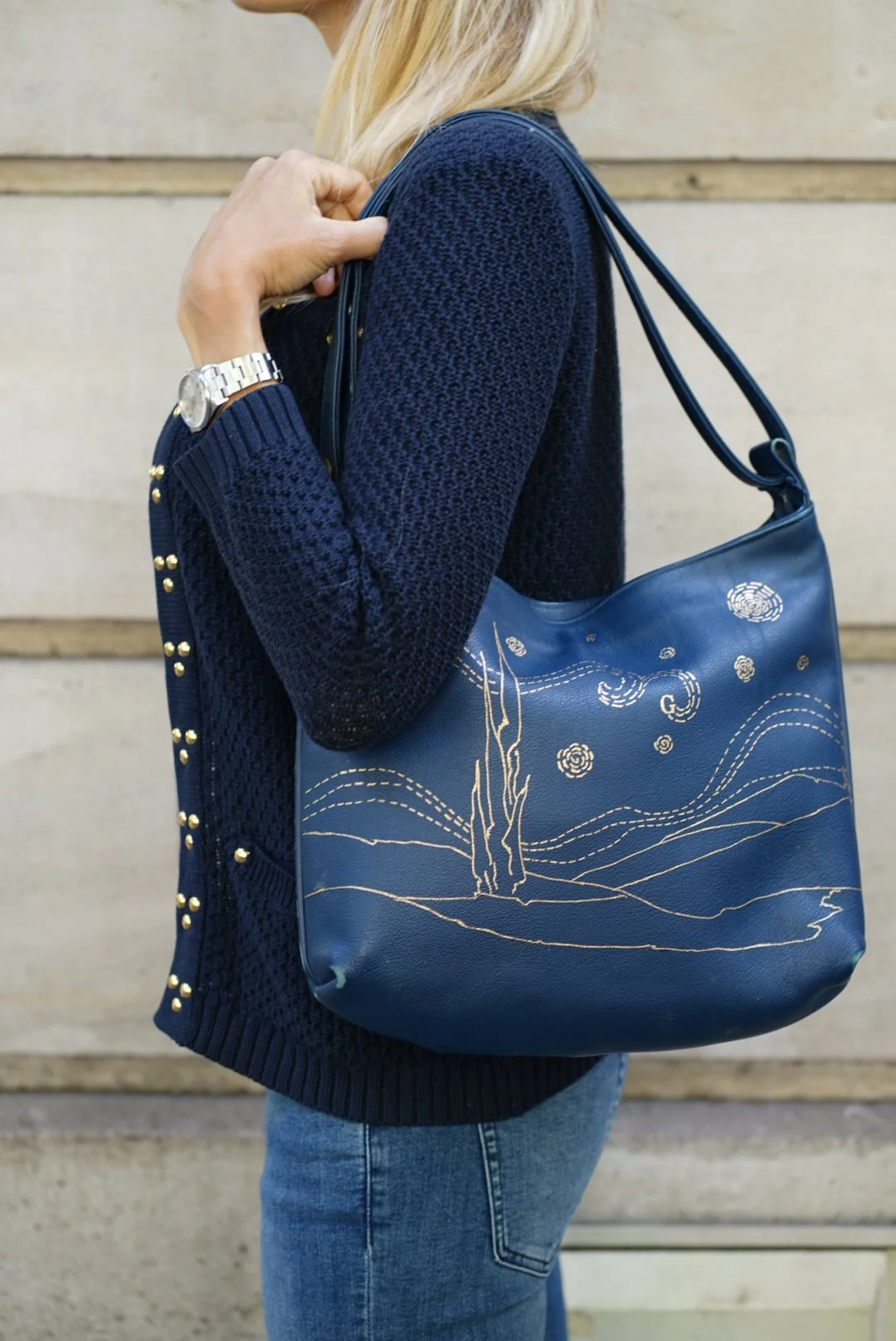 This bag, inherited by our client, carried both memories and meaning. She chose to transform it into a personal work of art inspired by Le Ciel &eacute;toil&eacute; by Vincent van Gogh.
Lucie, our talented gilder, delicately brought this vision to li