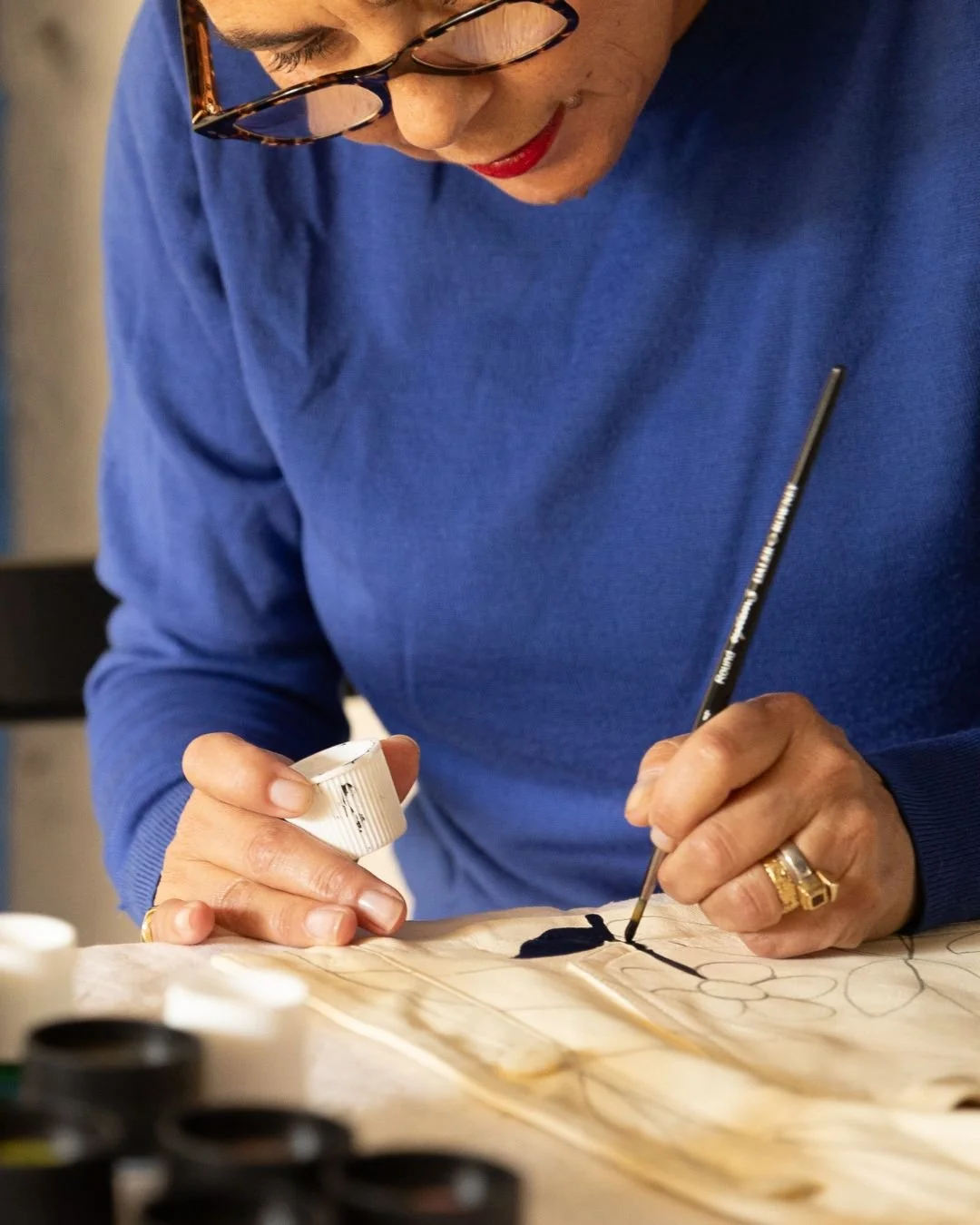 Consuelo is a talented artist whose creativity brings new life to clothes and accessories. With a distinctive artistic universe, her vision is reflected in the precision and character of every design. Working across a variety of materials (from cotto