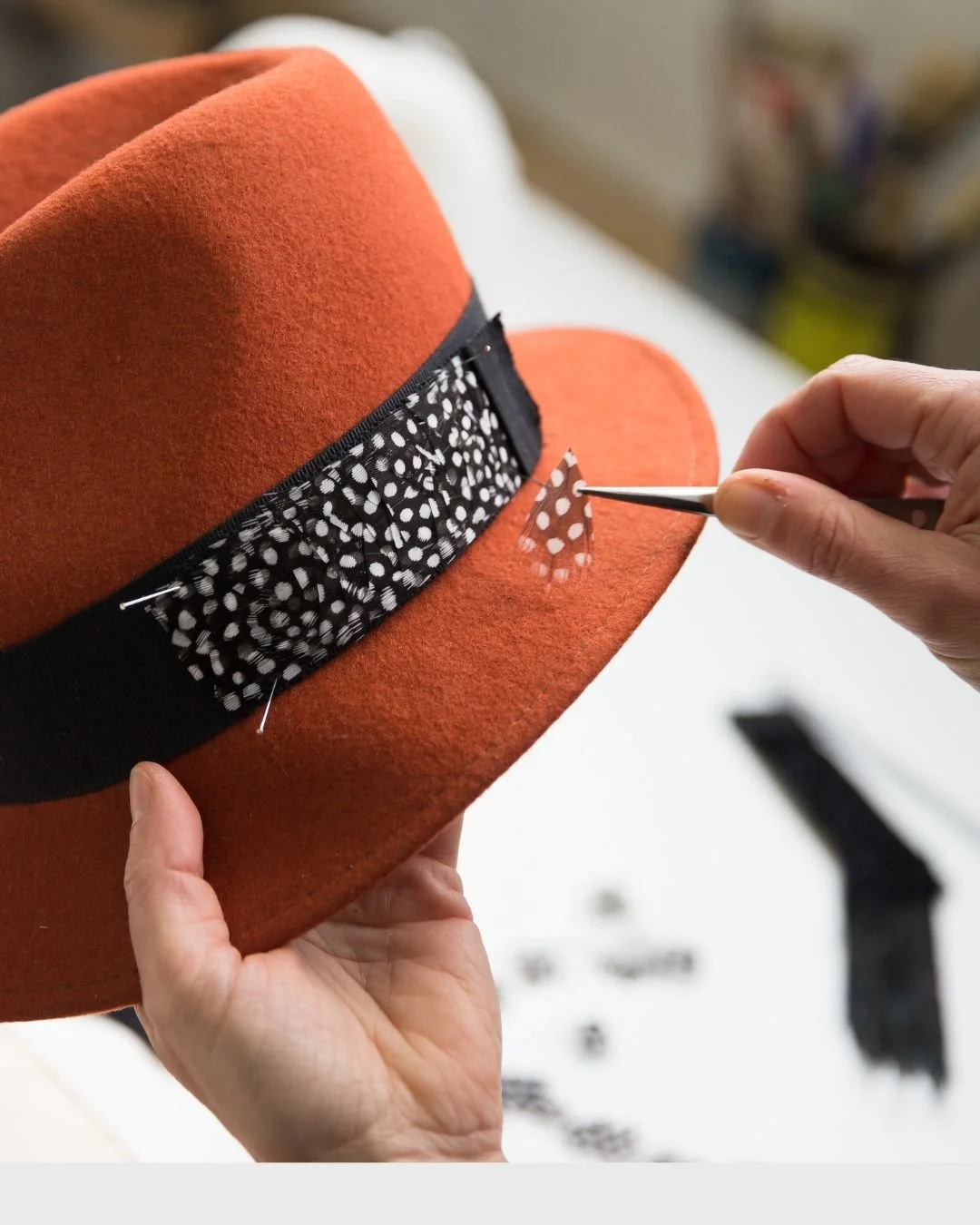 We are delighted to introduce Marion, our talented feather artist and one of the last feather artisans in France.
For Rayone, Marion brings her exceptional craftsmanship to life through beautiful, fully customizable unique feather creations.
At Rayon