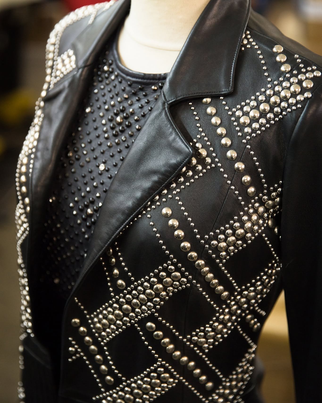 Meet Jean-Louis and Walayat, our talented stud artisans. Working with every kind of rivet (studs, crystals, pearls, fabrics) in all colors and sizes, they create endless design possibilities.
With their expert skill, each creation is crafted to match