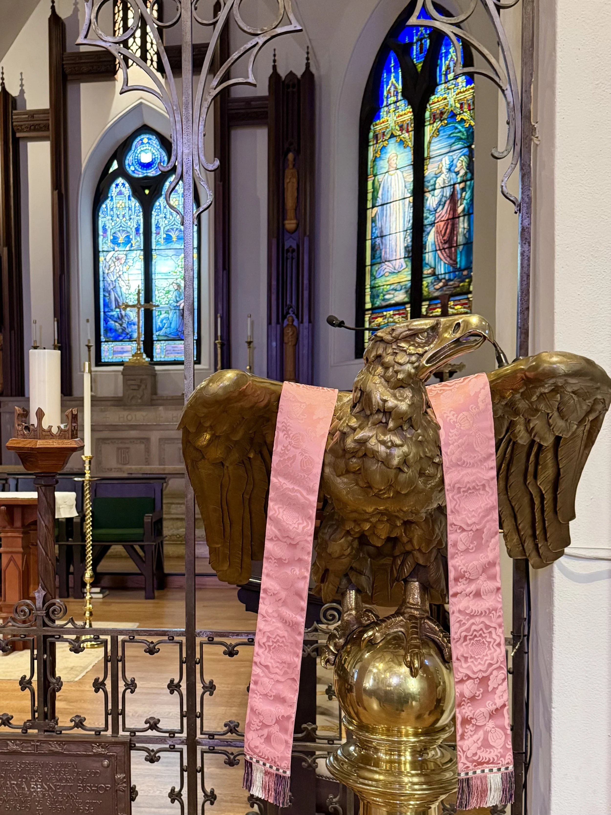 Eagle_lectern_Gaudete_rose.jpg