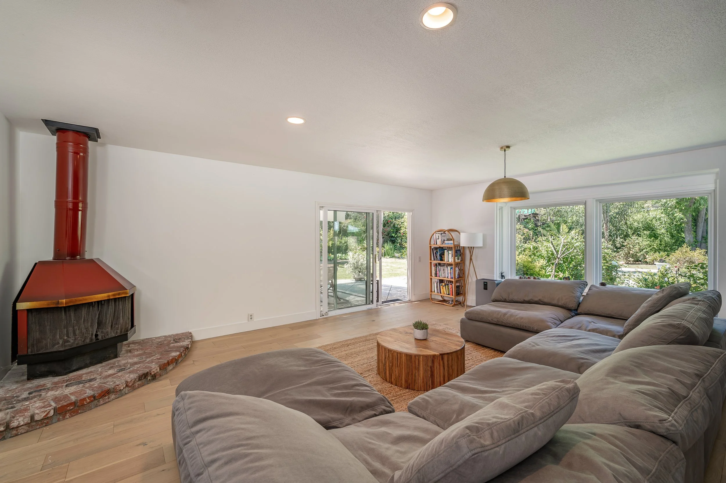 Living room w_fireplace.jpg