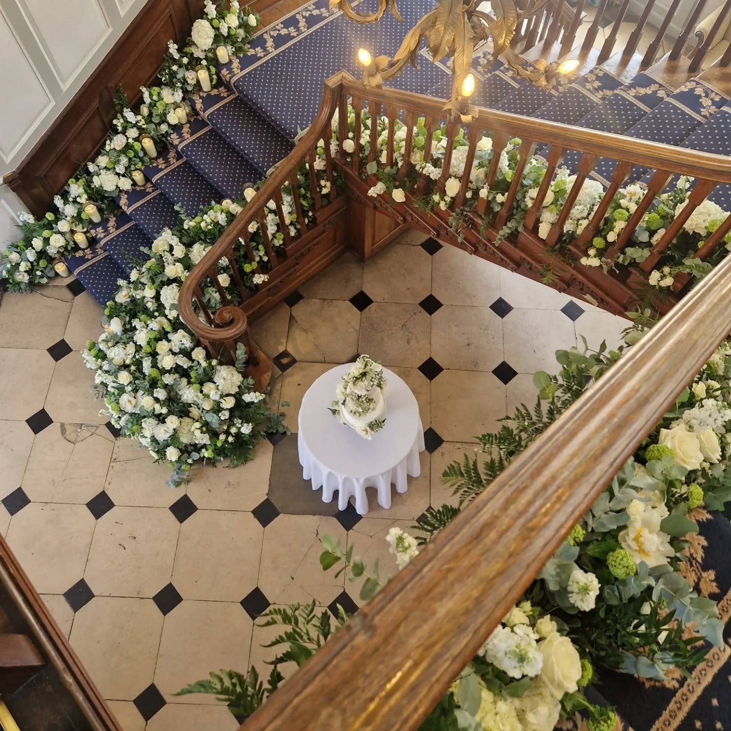 Throwback to when we did the iconic staircase at Gosfield Hall. Still one of our absolute favourites 😍, how epic is this installation for your photos. 

More staircase flower requests please 👌.

Venue - @gosfieldhallweddingvenue