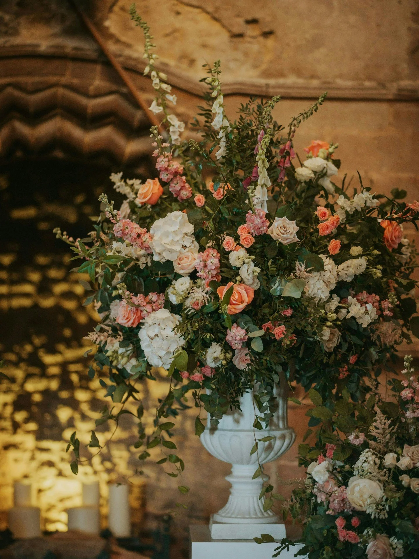 There&rsquo;s just something about a statement urn arrangement 🤍.

Big, abundant, and unapologetically romantic&hellip; the kind of piece that quietly steals the whole show.

Layers of texture, soft movement, and blooms chosen to feel as though they