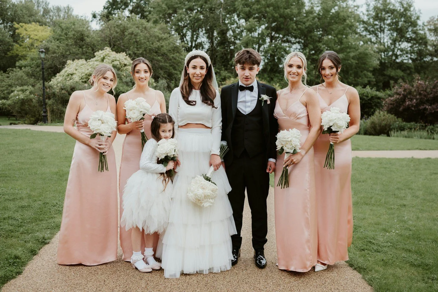 Soft peach perfection with a touch of timeless ivory 🤍🍑.

There&rsquo;s something so effortlessly romantic about bridesmaids in soft peach&hellip; warm, flattering, and beautifully delicate. Paired with ivory reflexed roses, it creates that dreamy,