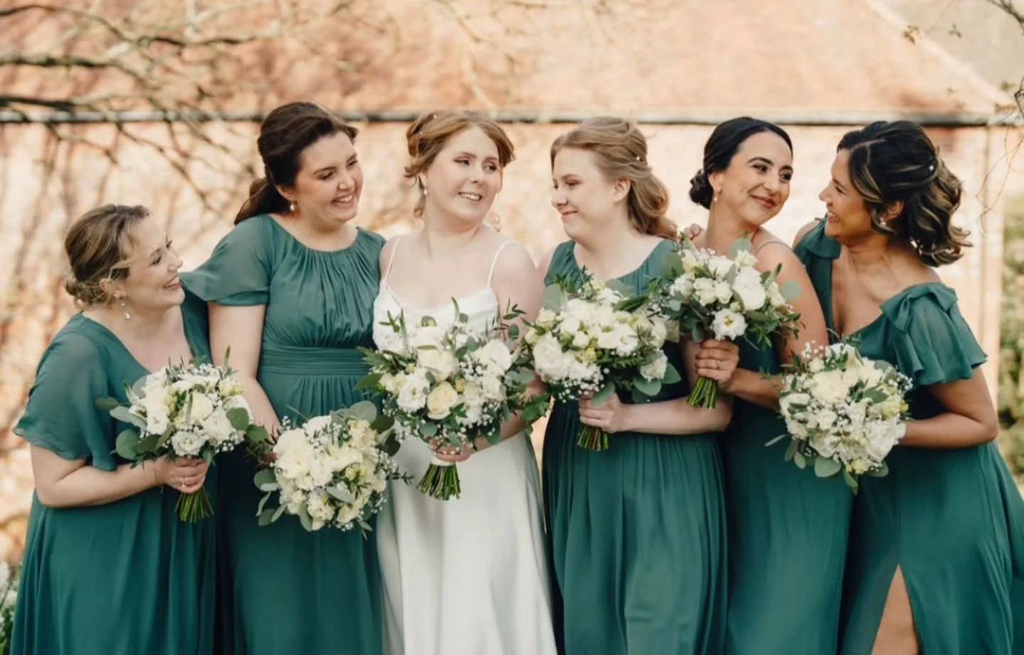 Here's to the girls 🫶. We love a photo of the Bride and all her Bridesmaids especially when everyone is holding their bouquets 🤭.

Thank you Emma for sharing these beautiful images with us of your special day 💚. 

Venue - @hedinghamcastle 
Photos 