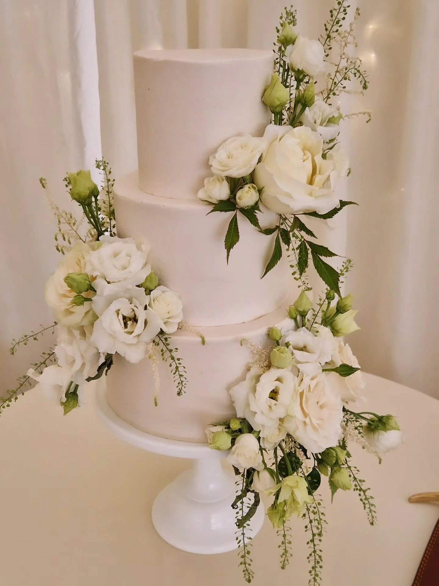 Cake flowers that perfectly mirror the bridal bouquet.

Same blooms, same palette, beautifully tied together for a seamless look &mdash; with each stem safely placed by your baker 🤍.

Cake - @appletreecakedesign 
Flowers - @evelynrose_floristry
Venu