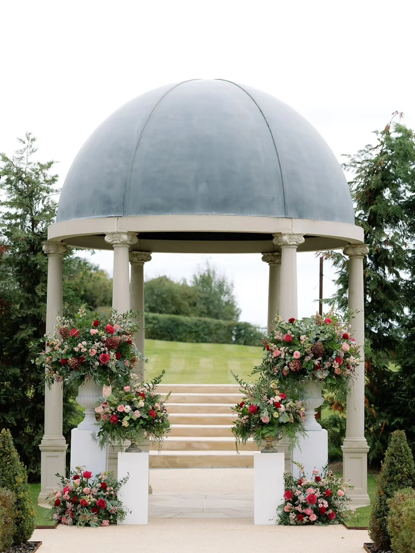 It might be pouring with rain outside right now, but we are already dreaming of all the gorgeous outdoor ceremonies ahead of us this wedding season 💞.

Venue - @marquis.suffolk 
Photos - @elizabethjayneweddings