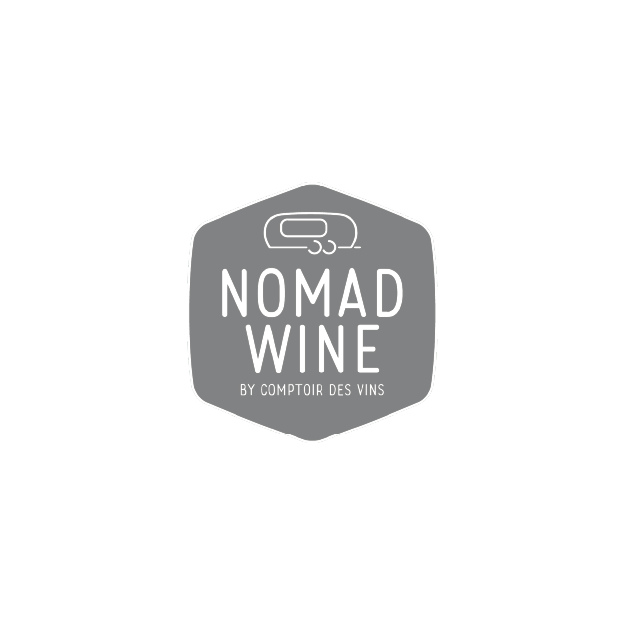 Logo noir avec un étiquette blanche mentionnant 'Nomad Wine par Comptoir des Vins'.
