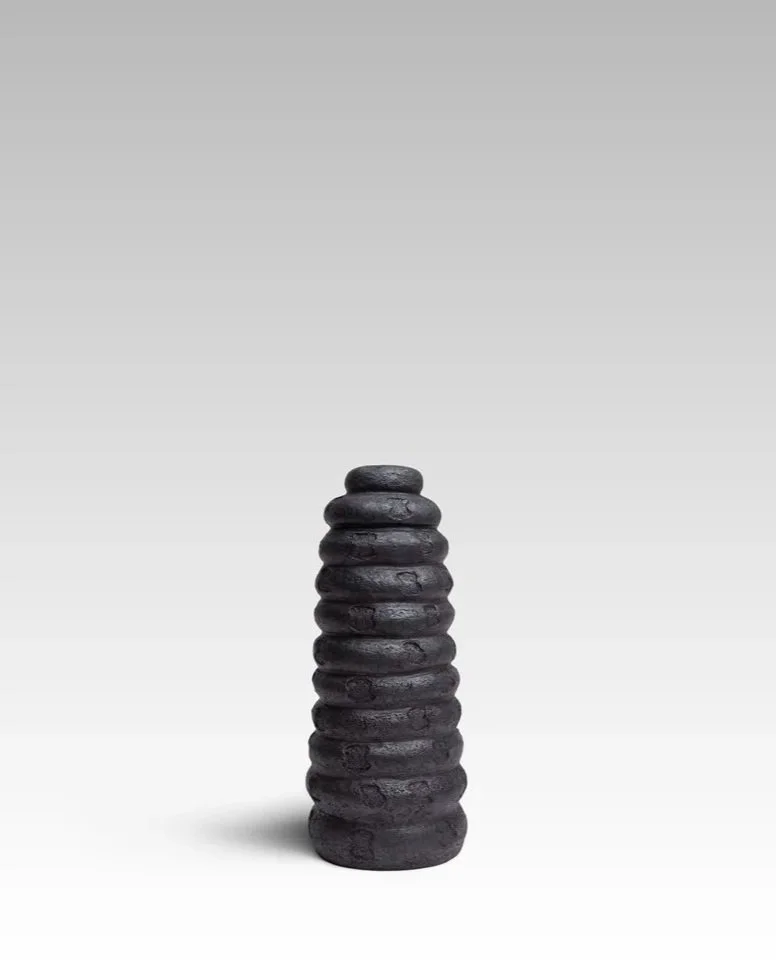 Le murmure, 2026, décor sous émail sur grès, 38 cm x 15 cm