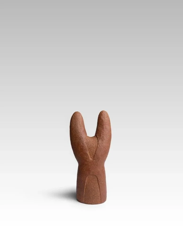 De passage, 2026, grès non émaillé, 40 cm x 10 cm 