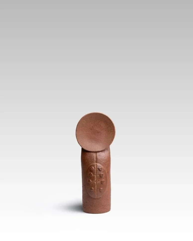 Vers l’Est, 2026, grès non émaillé, 42 cm x 27 cm 