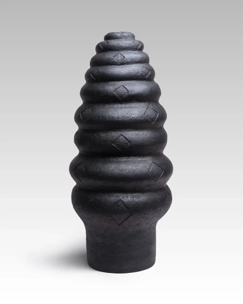  L’écoute, 2026, décor sous émail sur grès, 76 cm x 34 cm 