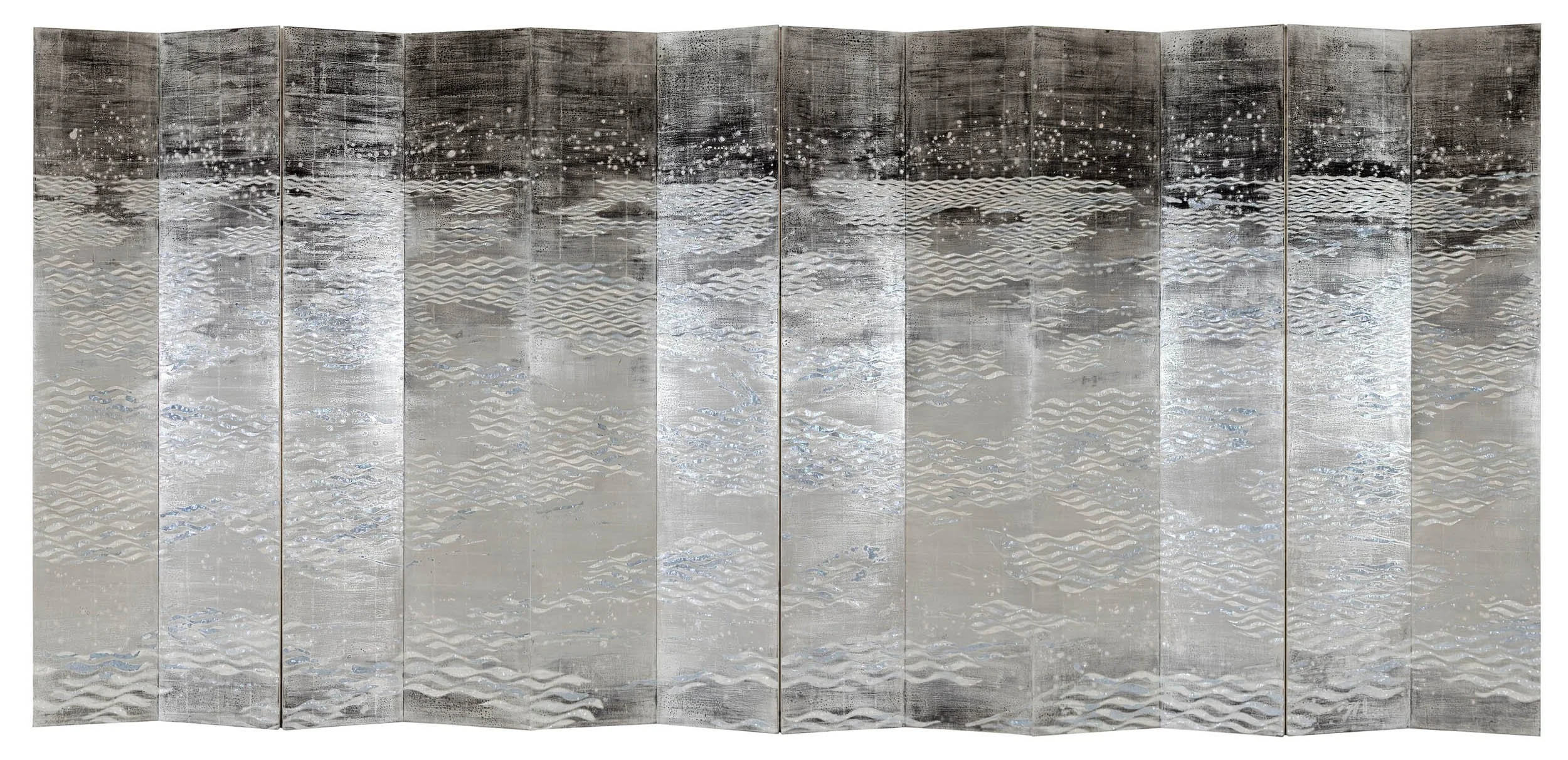 Silver Water Screen, 2010, Foglia d'argento, lacca, pigmento e resina gestuale su un paravento pieghevole in legno a dodici pannelli,104 x 222 in. 