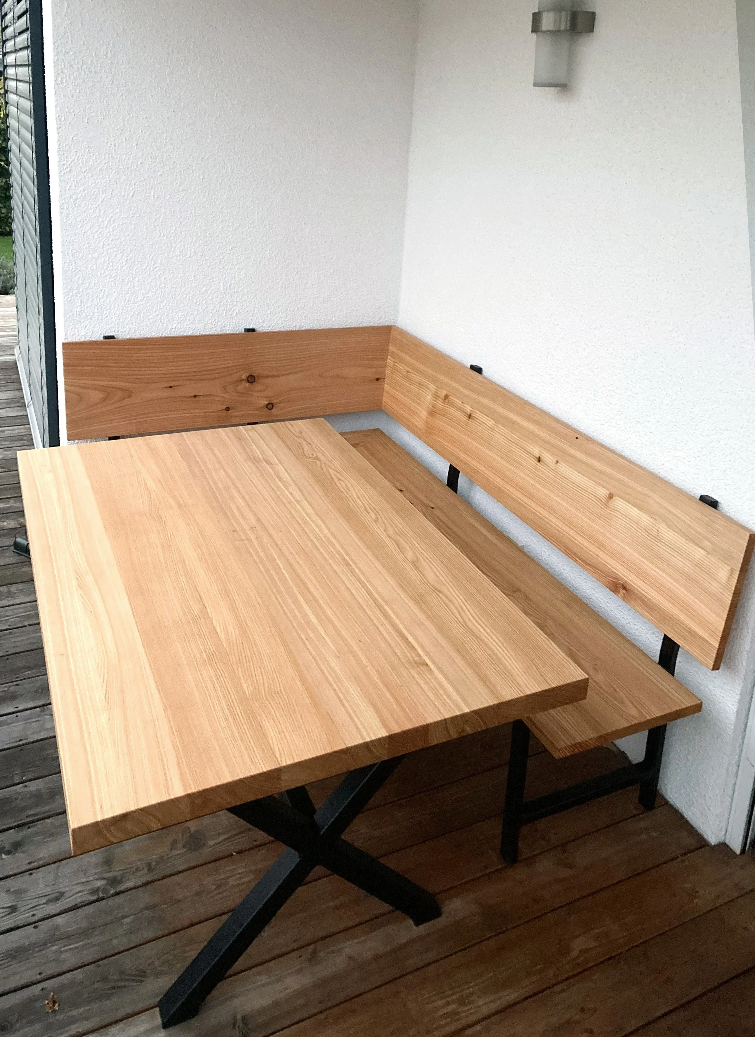 Holztisch mit Eckbank