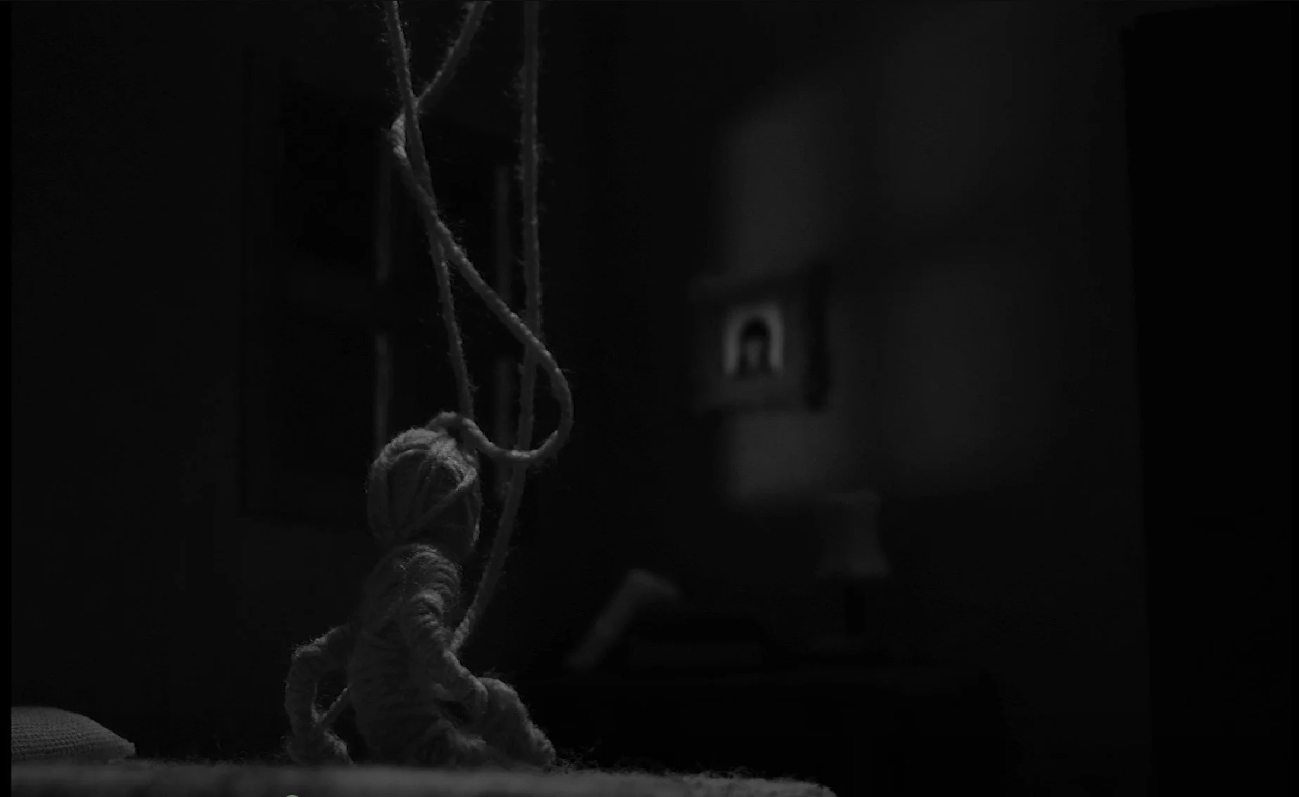 niño sentado cama.jpg