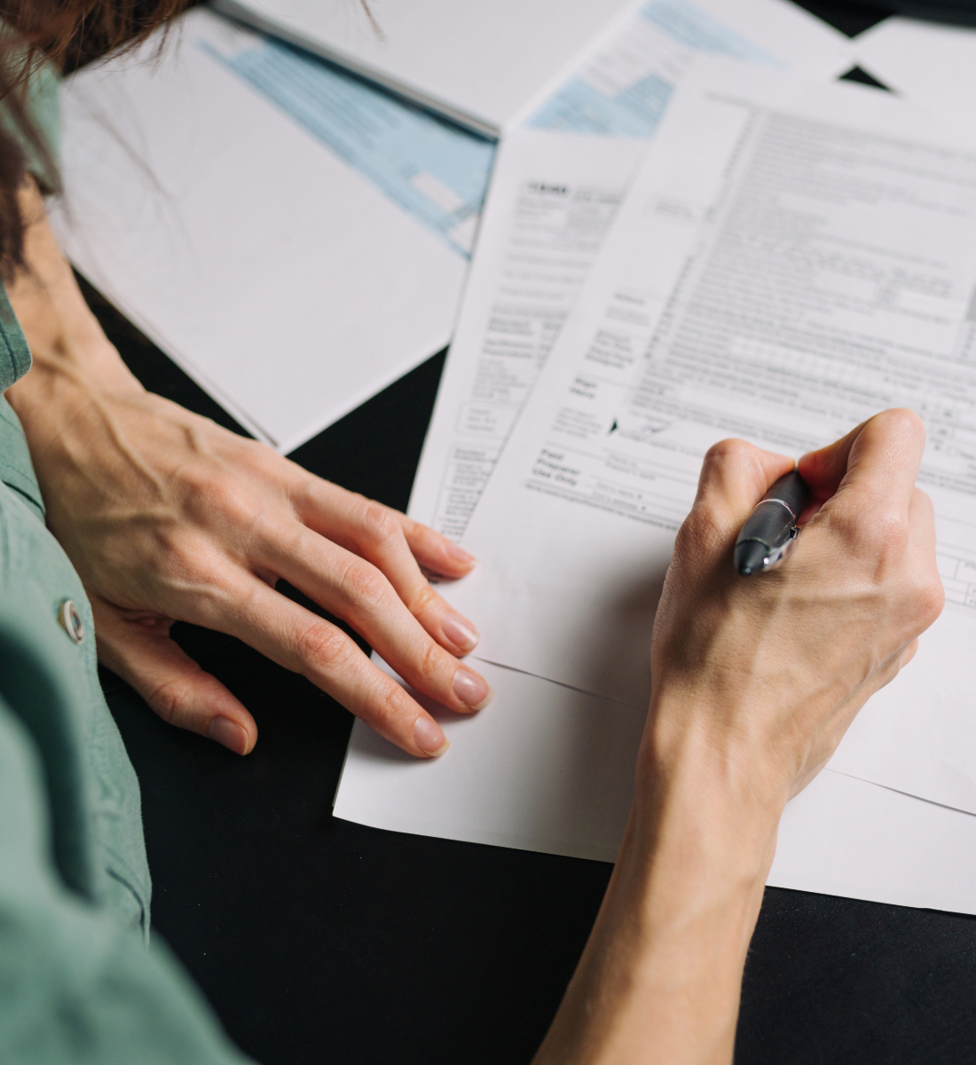 A woman filling out a Speak Easy form in preparation for her doctors visit