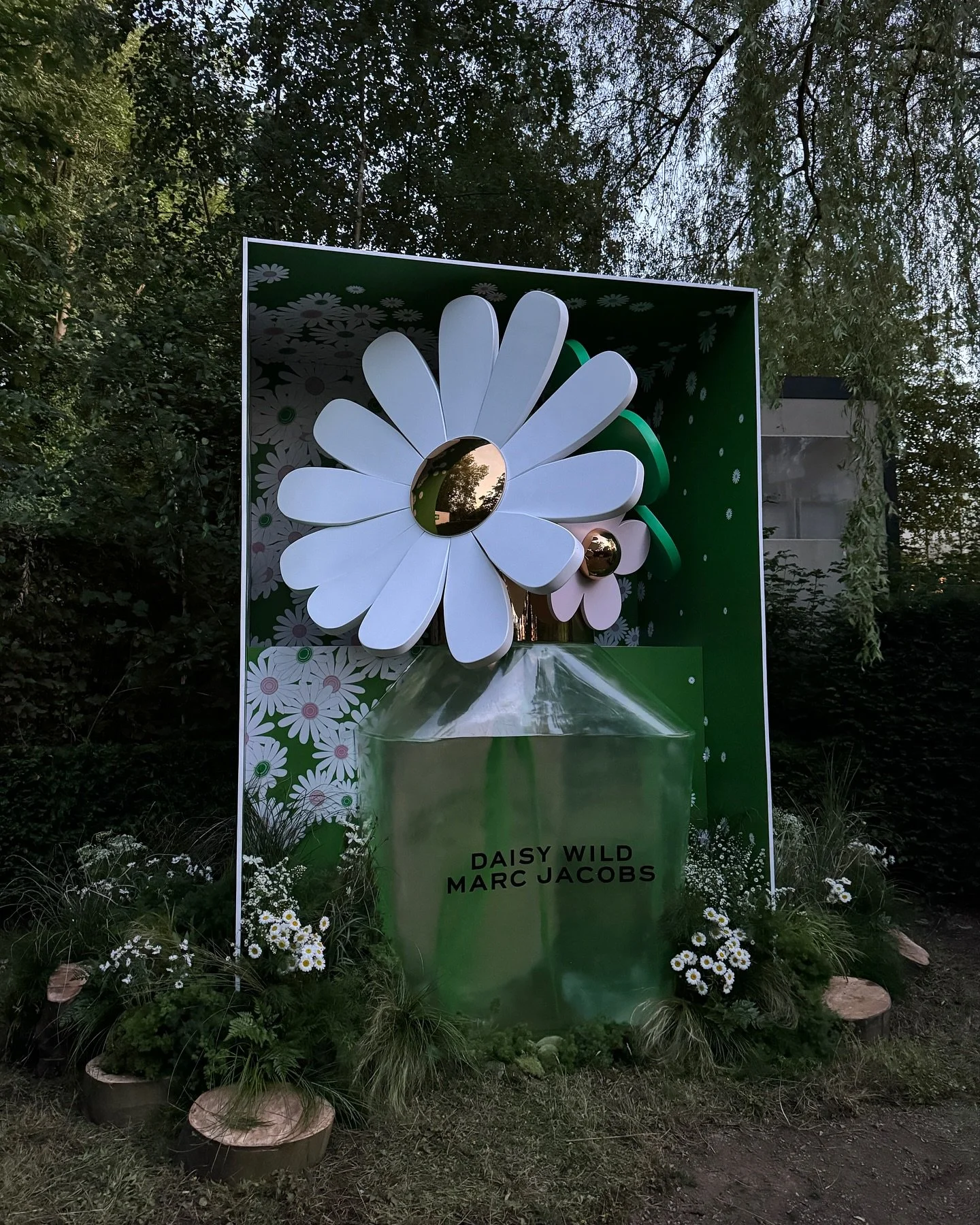 What a summer&hellip;☀️ and we are not yet finished supporting our amazing florist&rsquo;s on the best jobs! Sorry for the lack of posting but we have been too busy delivery, installing and de-rigging flowers, we hope you can understand :)