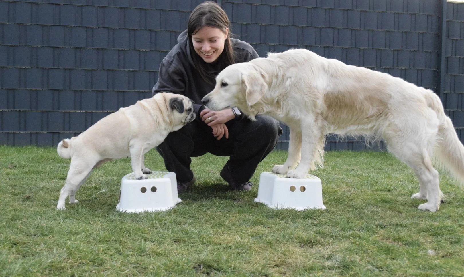 Bild von der Inhaberin mit Ihren 2 Hunden 