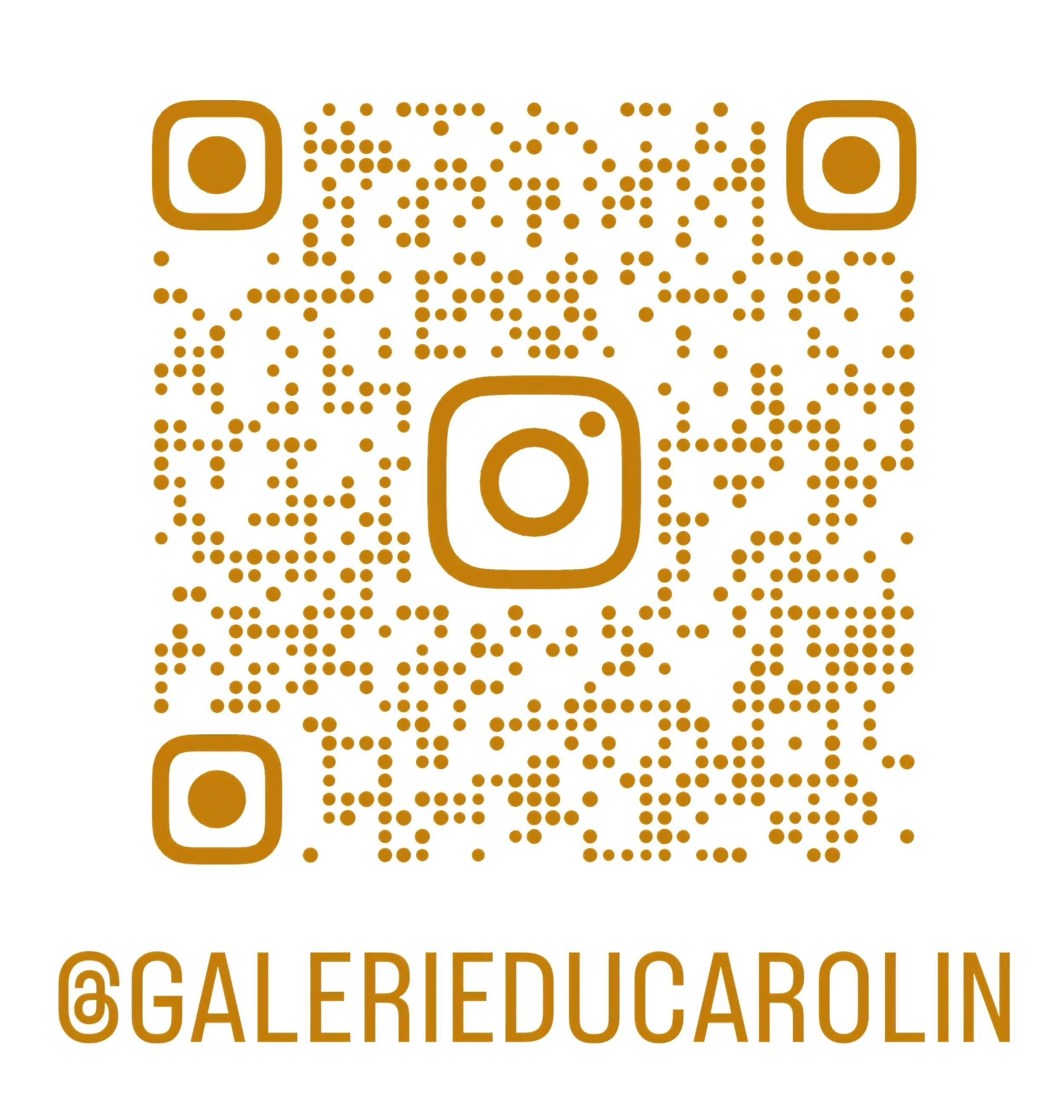 Un code QR doré avec le logo d'Instagram et le texte '@GALERIEDUCAROLIN' en dessous.
