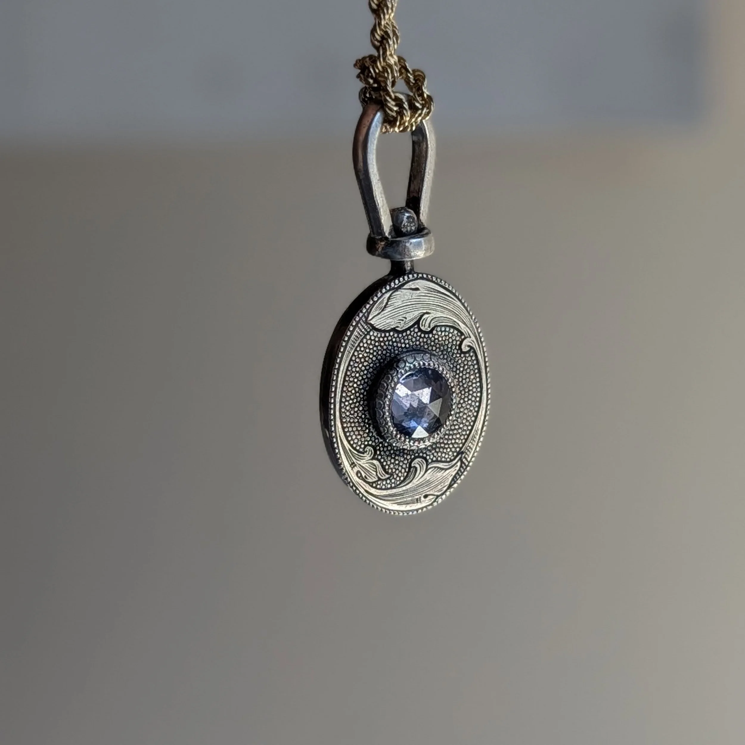 Sapphire, silver, white gold, hand engraved, one of a kind. A little rat and their treasure. Available, DM for inquiries or wait for the website update 👀

#handmade #ooak #jewelrygram #jotd #handengraved