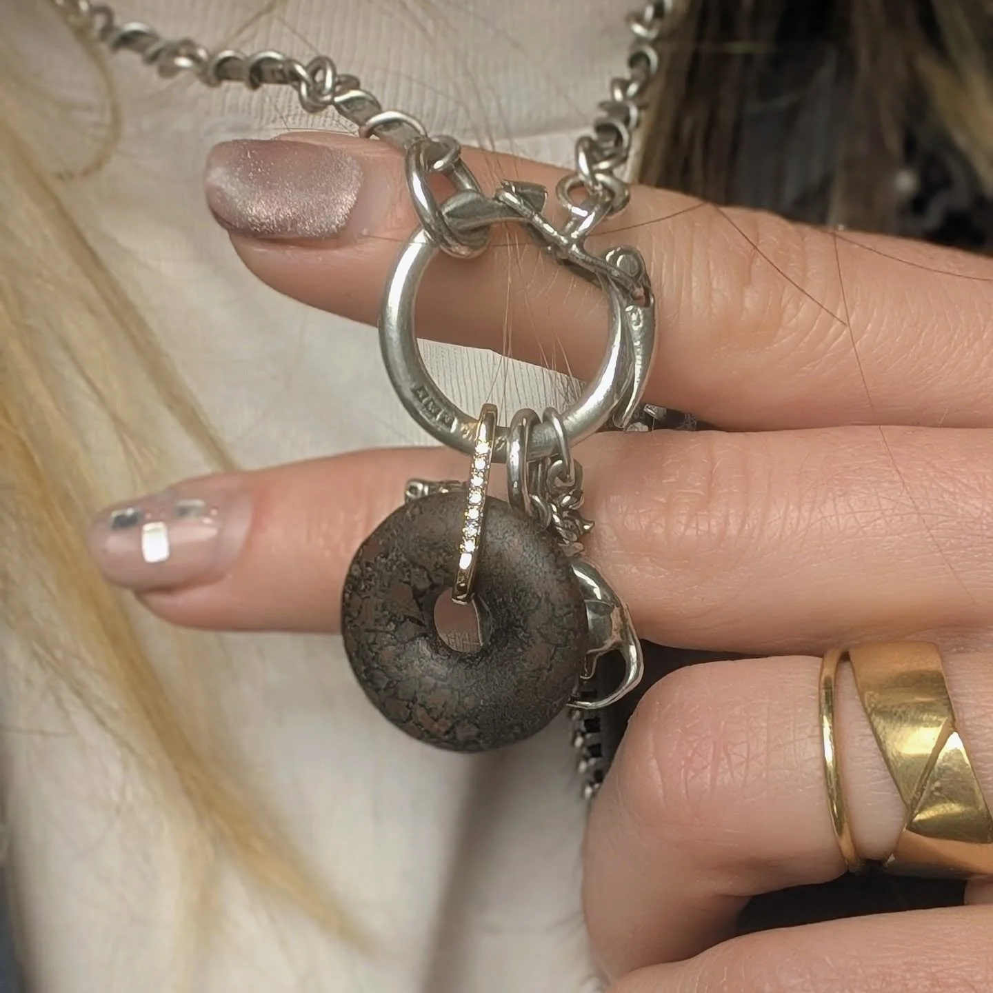 Fossilized dinosaur bone, gold, diamonds. Available, listed on oldandshop.com or come by Friday - Sunday, 11:30 - 4 to shop in person

#handmade #jewelrygram #jotd #slowfashion #dinosaur
