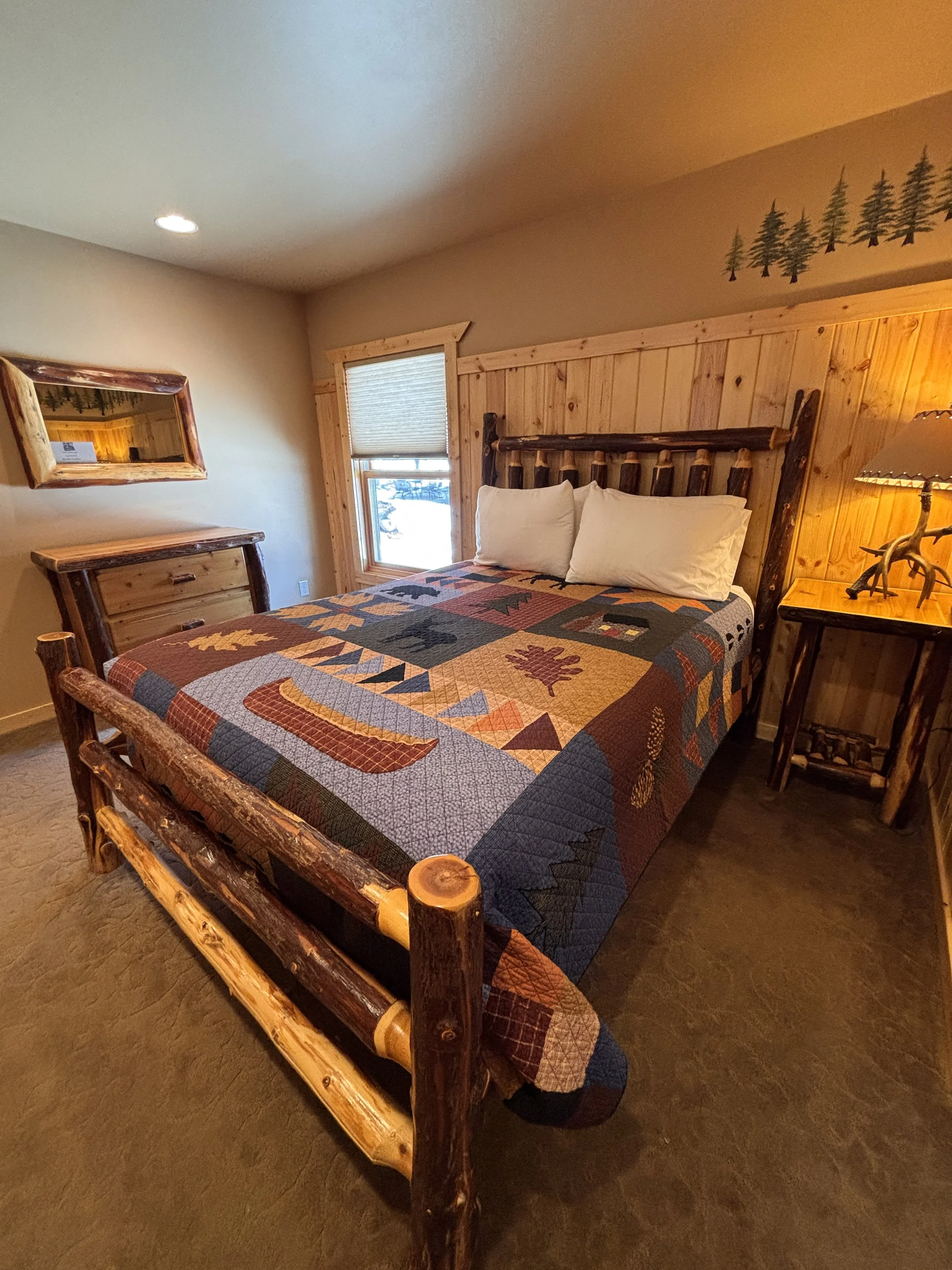 BEDROOM 1 - Main floor: Queen Suite